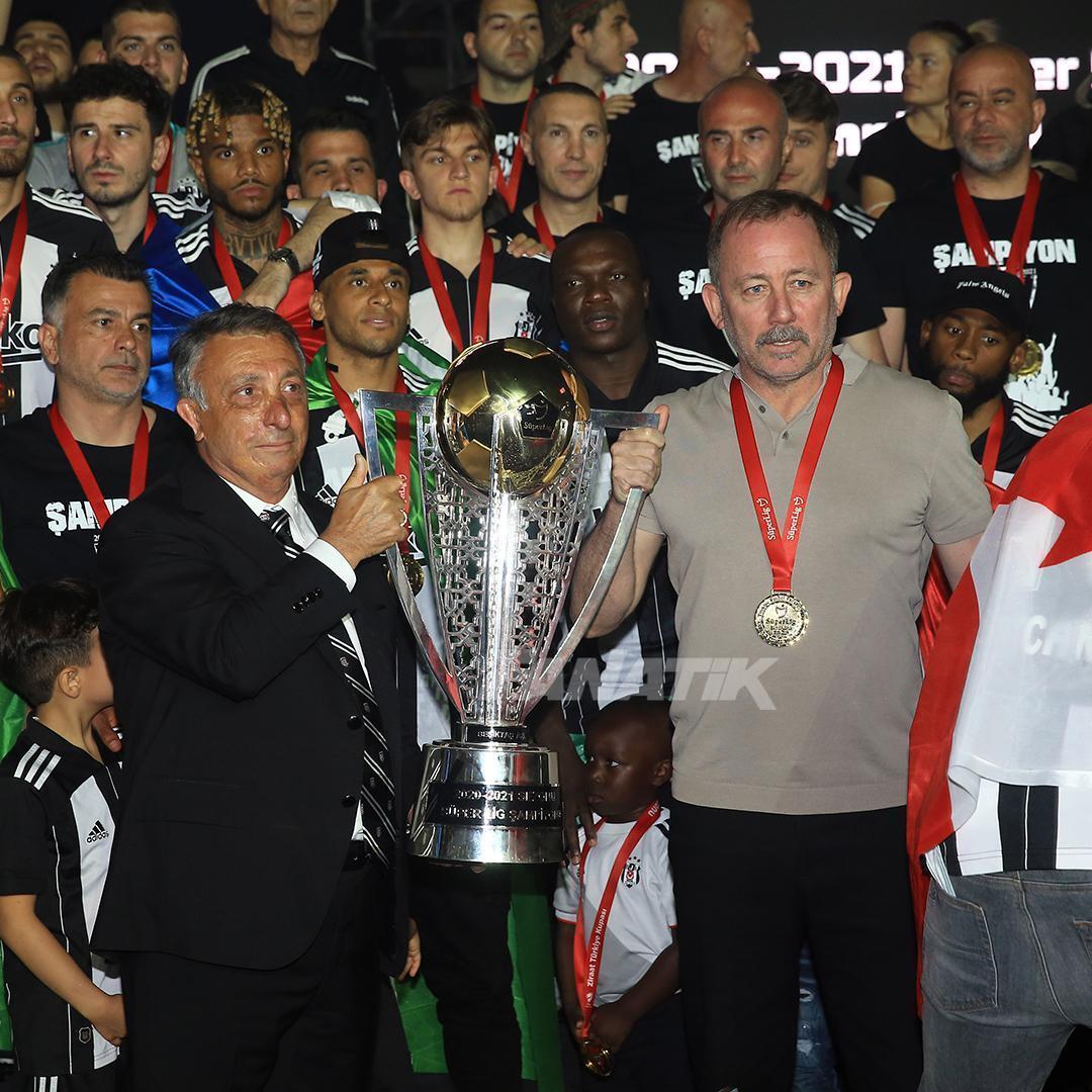 Beşiktaş, şampiyonluk kupasına kavuştu Vodafone Parkta gövde gösterisi
