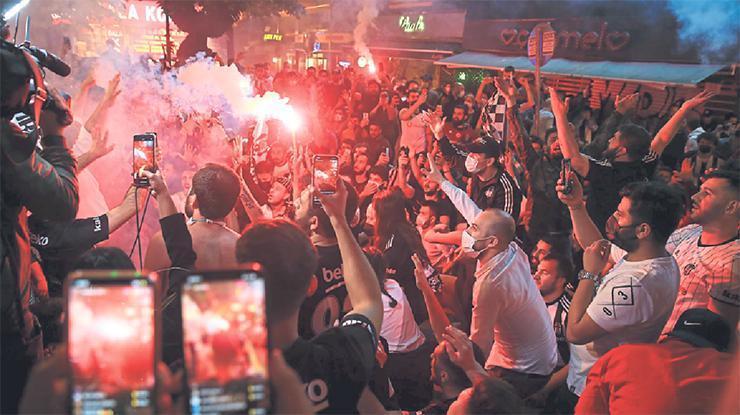 Beşiktaşlı taraftar şampiyonluğu kutladı