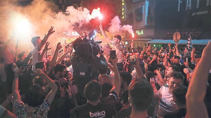 Beşiktaşlı taraftar şampiyonluğu kutladı