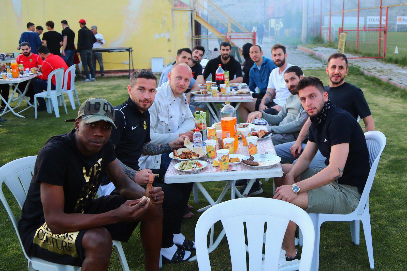 Galatasaray maçı öncesi Yeni Malatyaspor, barbekü partisinde bir araya geldi