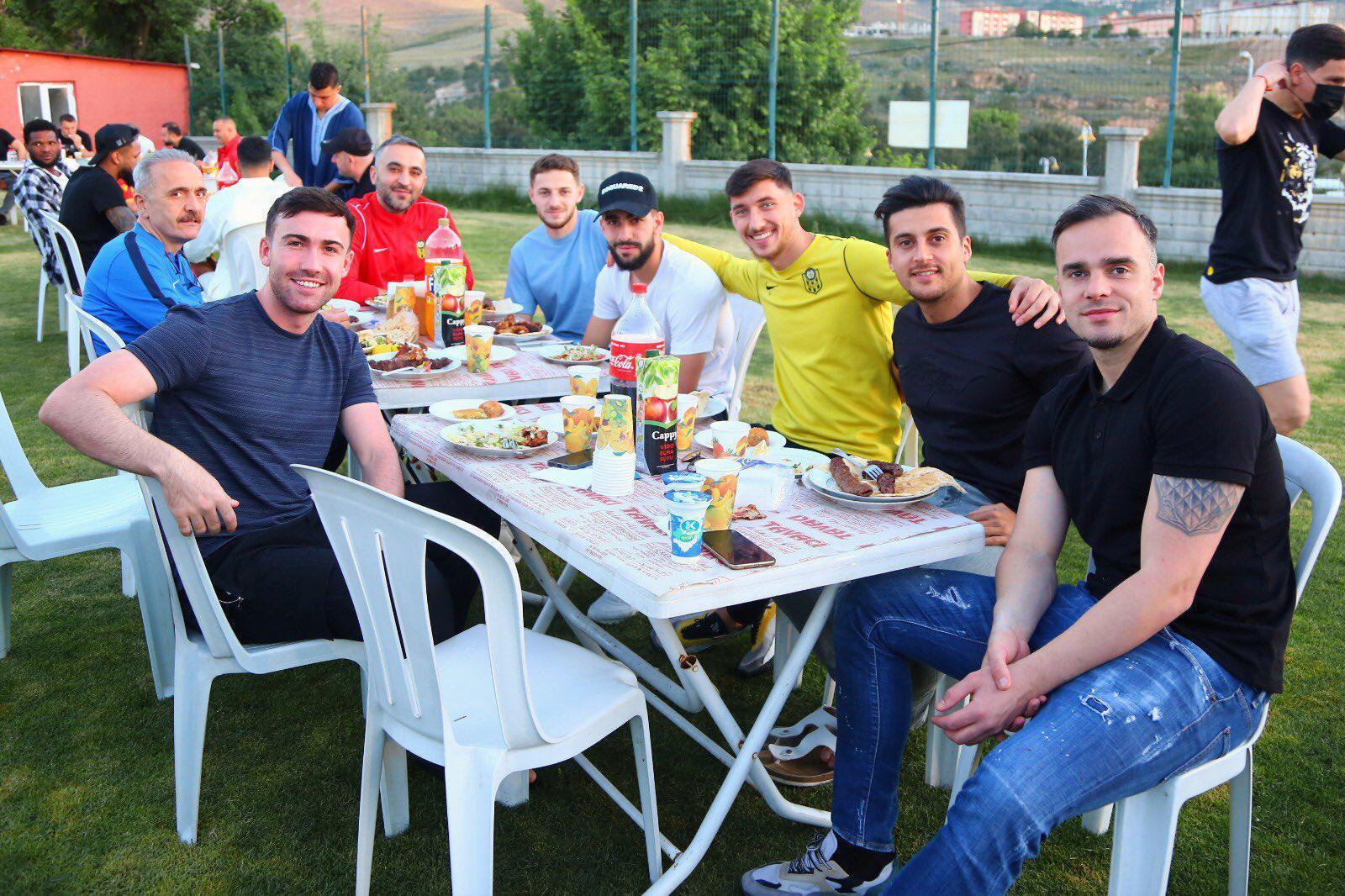 Galatasaray maçı öncesi Yeni Malatyaspor, barbekü partisinde bir araya geldi