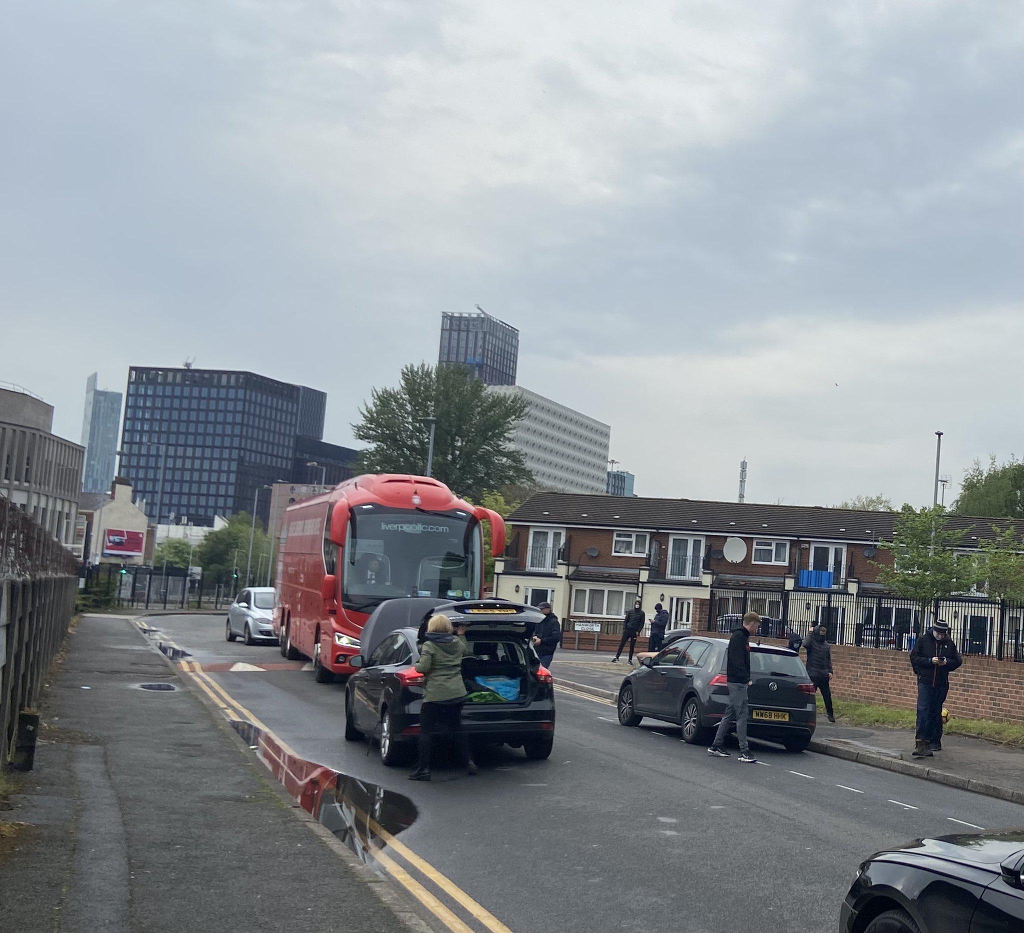 Manchester Unitedlı taraftarlar Liverpool otobüsünün önünü kesti