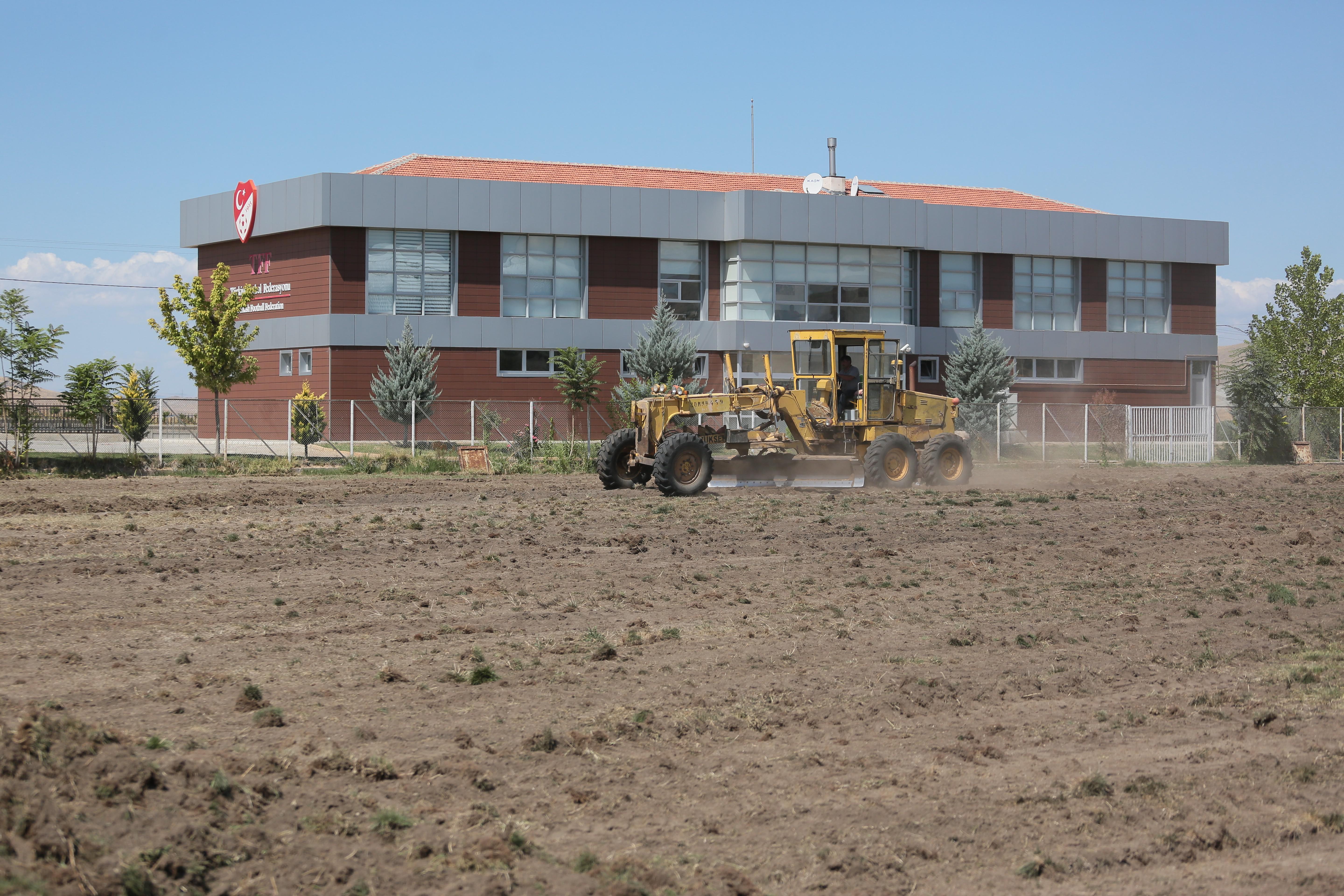 Yeni Malatyaspor ‘Futbol Köyü projesi için ilk kazmayı vurdu