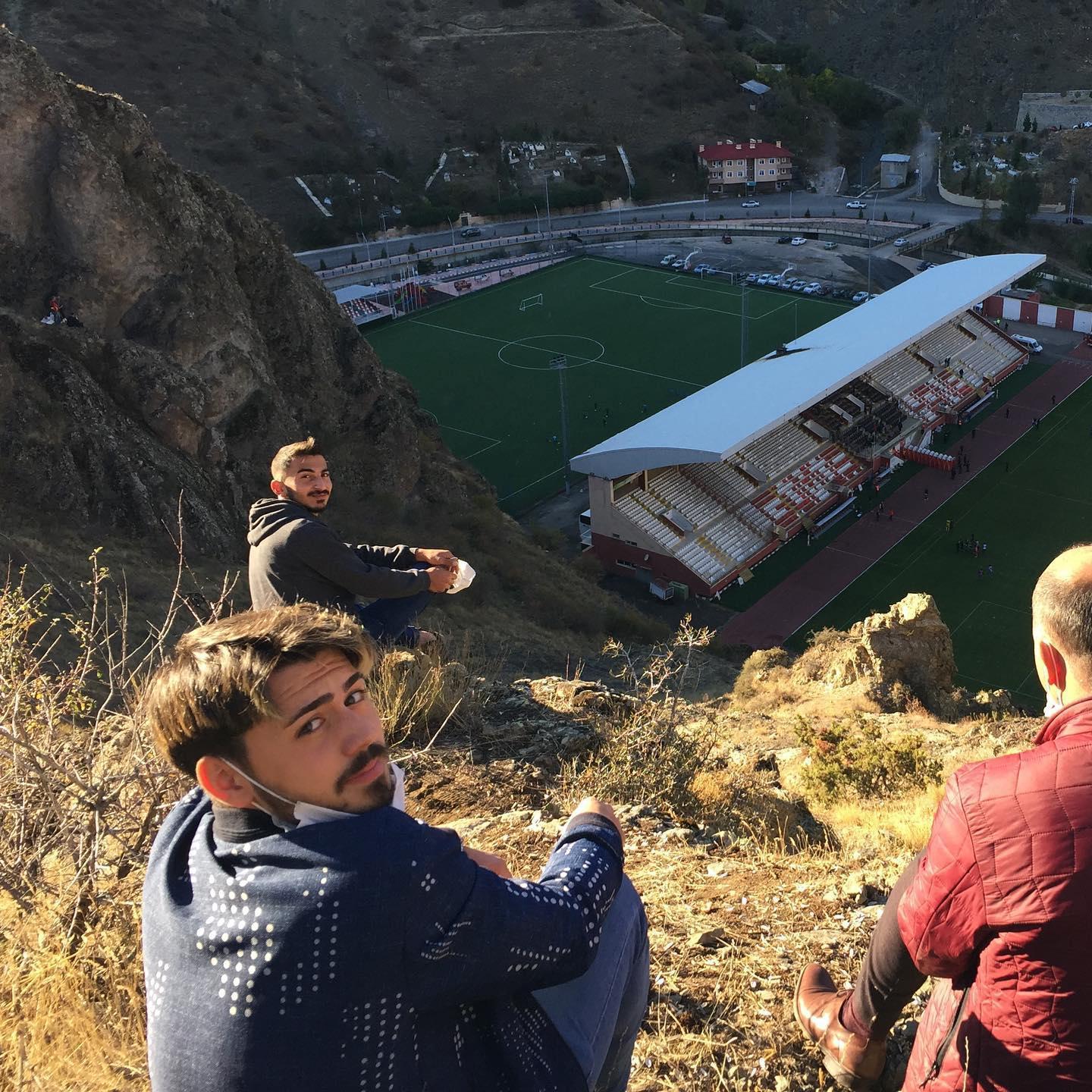 Gümüşhanesporlu futbolcular maçı dağdan izledi