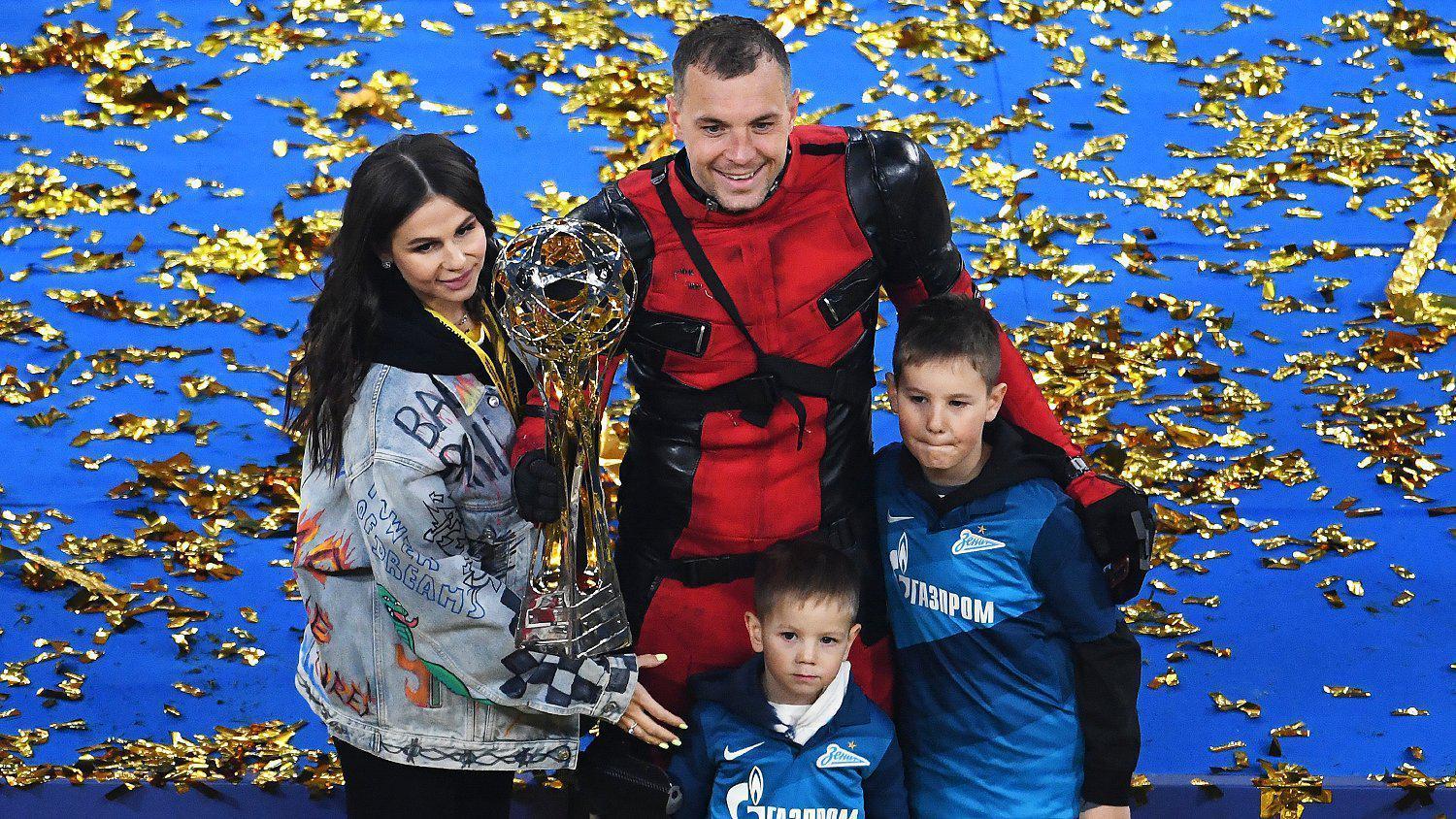 Zenit şampiyon oldu, Artem Dzyuba kupa seremonisine Deadpool kostümüyle çıktı