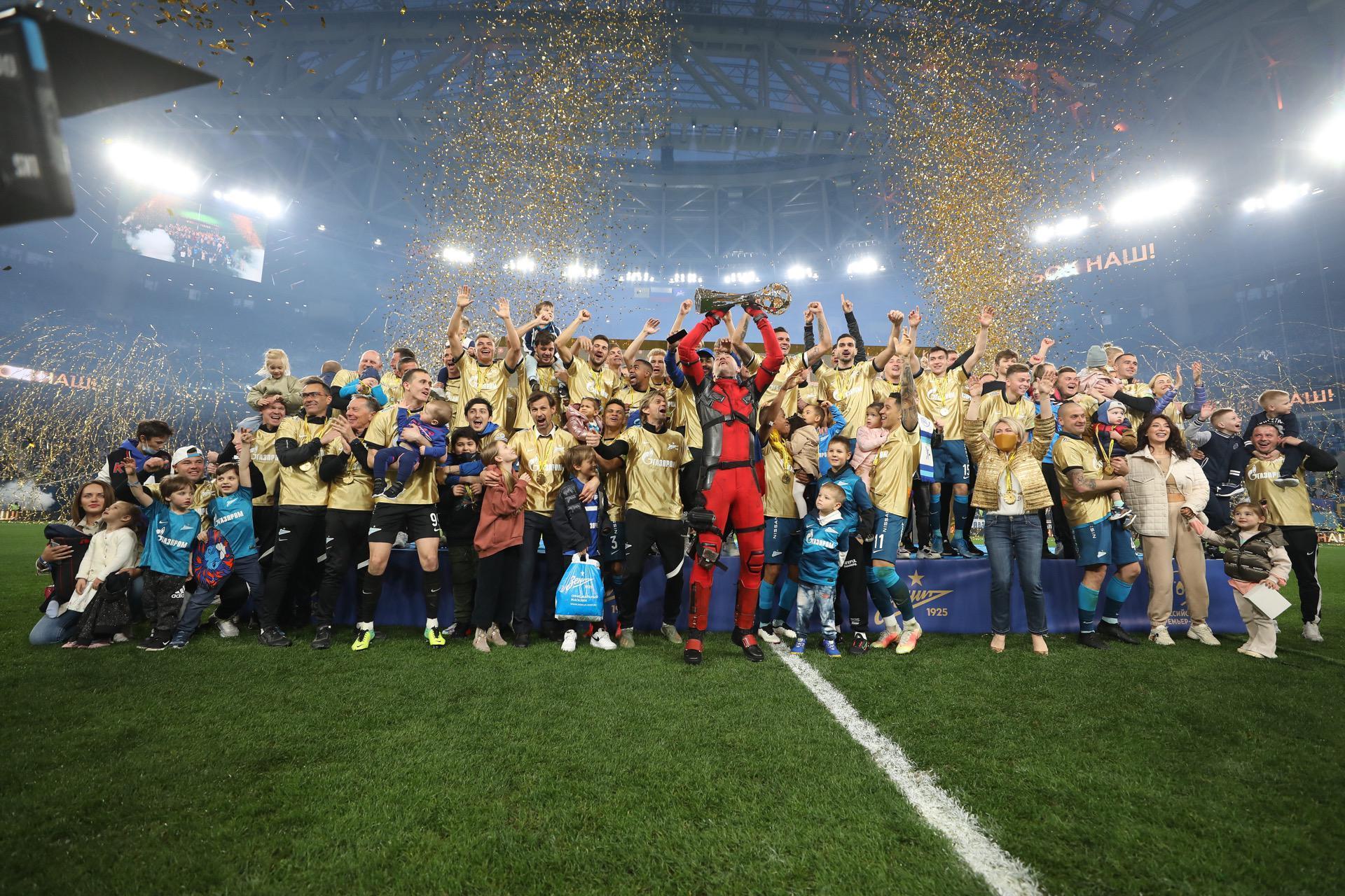 Zenit şampiyon oldu, Artem Dzyuba kupa seremonisine Deadpool kostümüyle çıktı