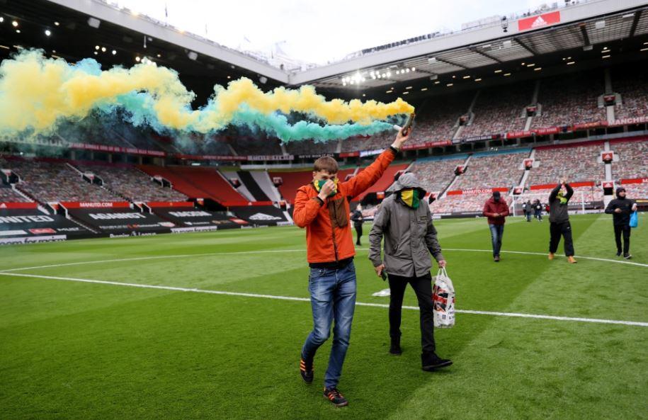 Manchester United taraftarı Liverpool maçı öncesi stadı bastı Maç ertelendi...