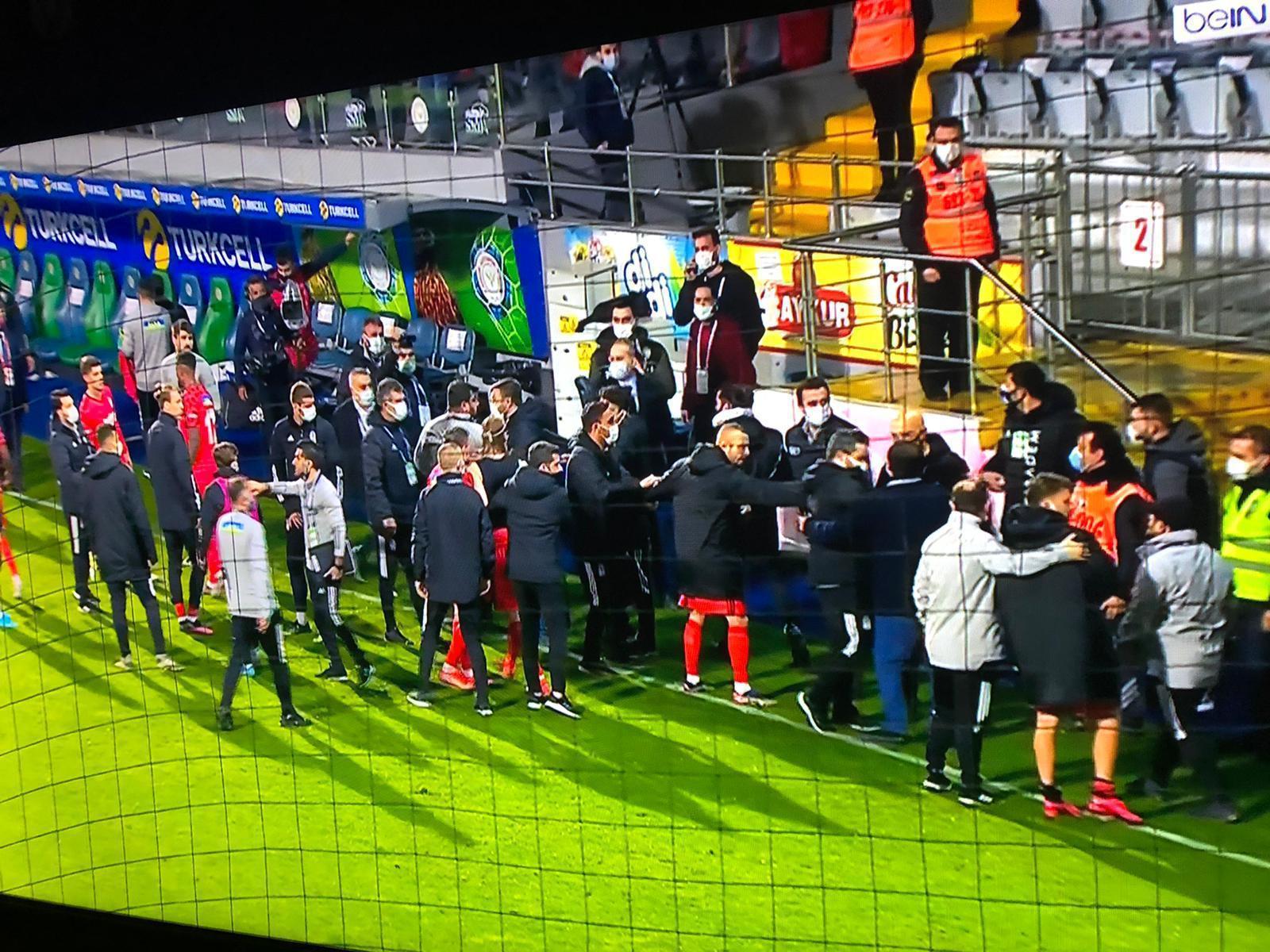 SON DAKİKA | Çaykur Rizespor - Beşiktaş maçının ardından saha karıştı