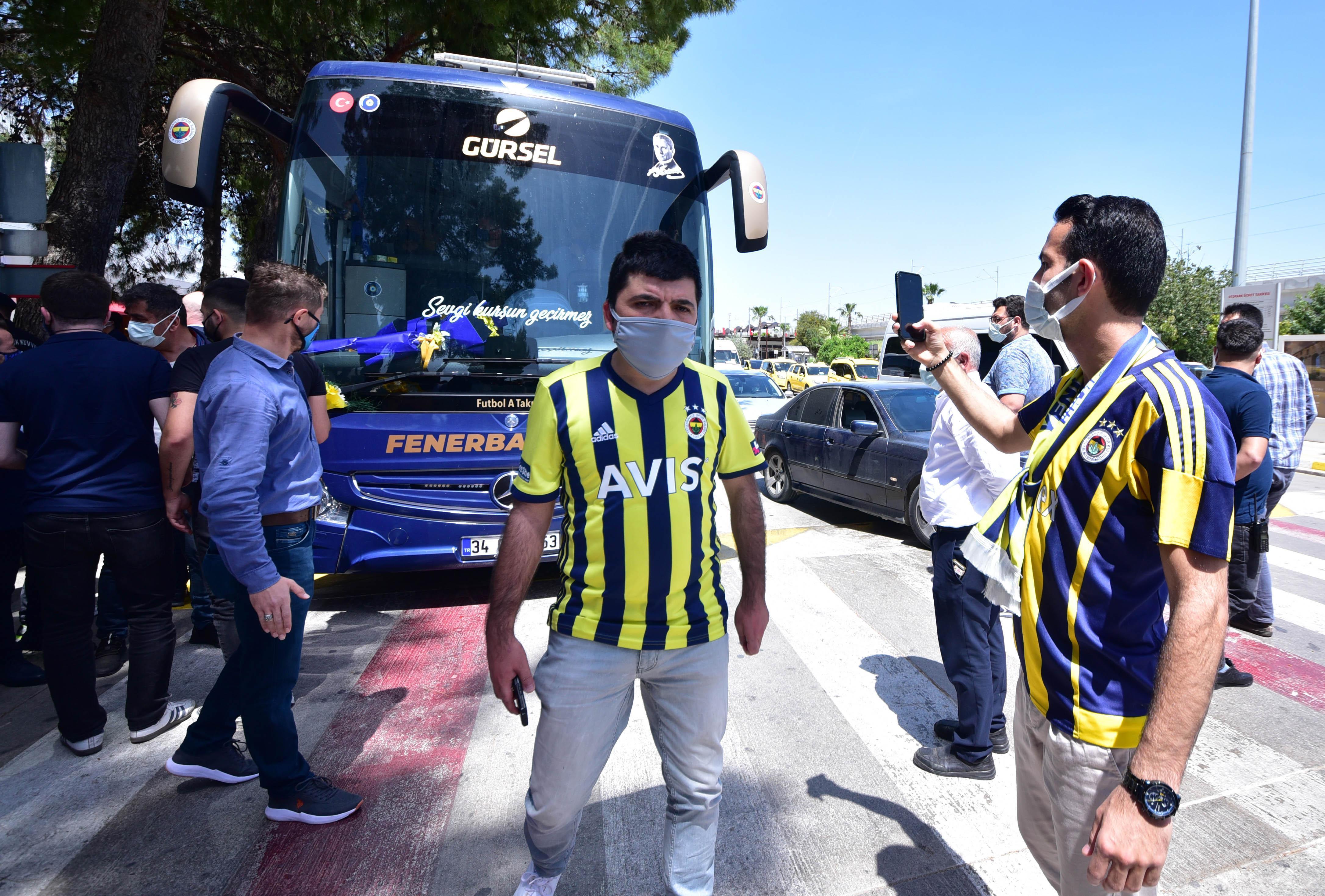 Fenerbahçe haberi... Emre Belözoğluna taraftarlardan Sana güveniyoruz mesajı