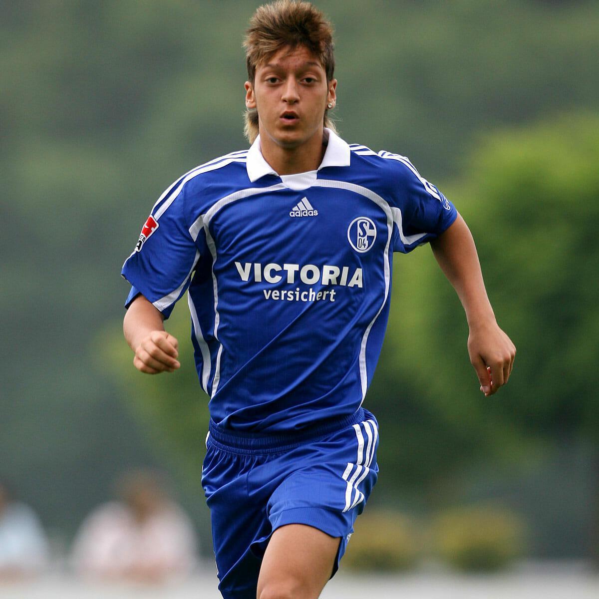 Fenerbahçenin yıldızı Mesut Özilden Schalke 04 mesajı