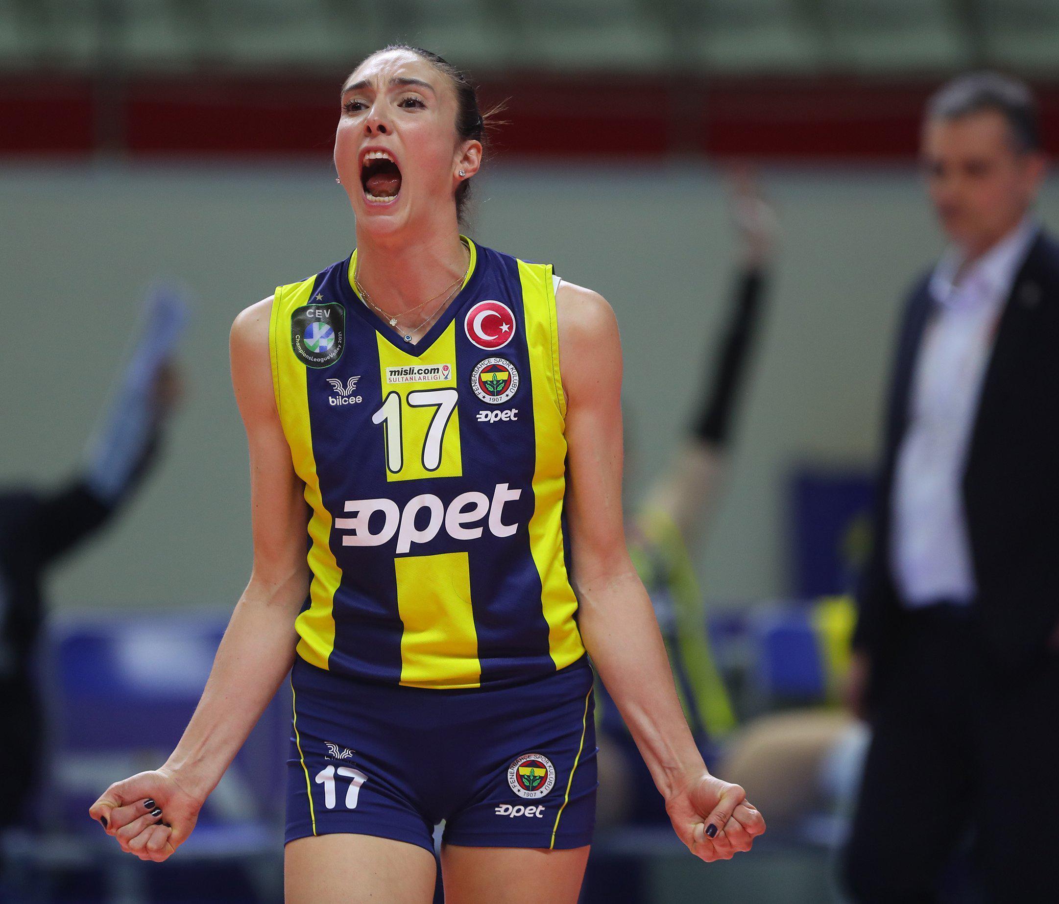Naz Aydemir Akyol, 2 yıl daha Fenerbahçe Opette