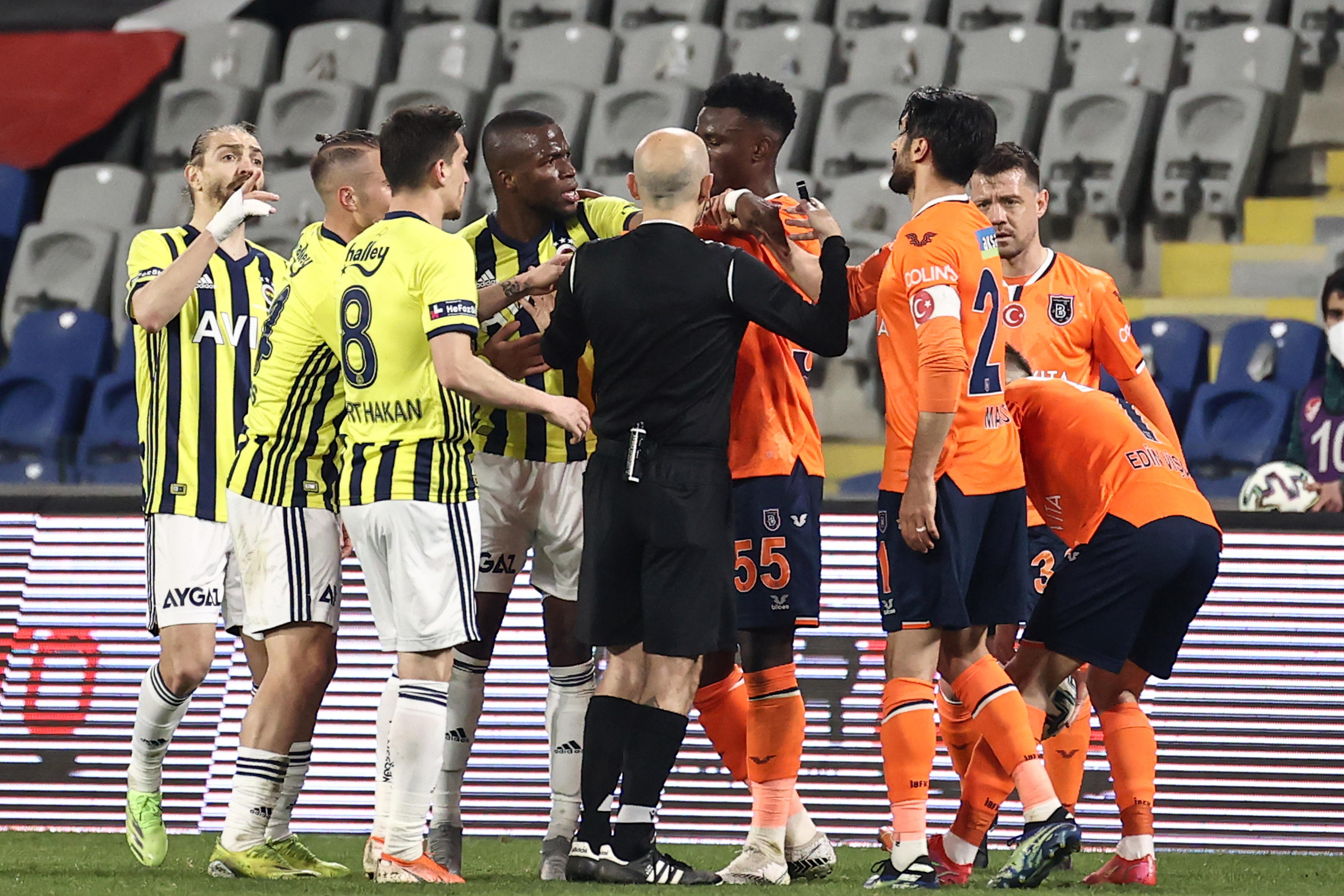 Başakşehir-Fenerbahçe maçında Mahmut Tekdemire kırmızı kart