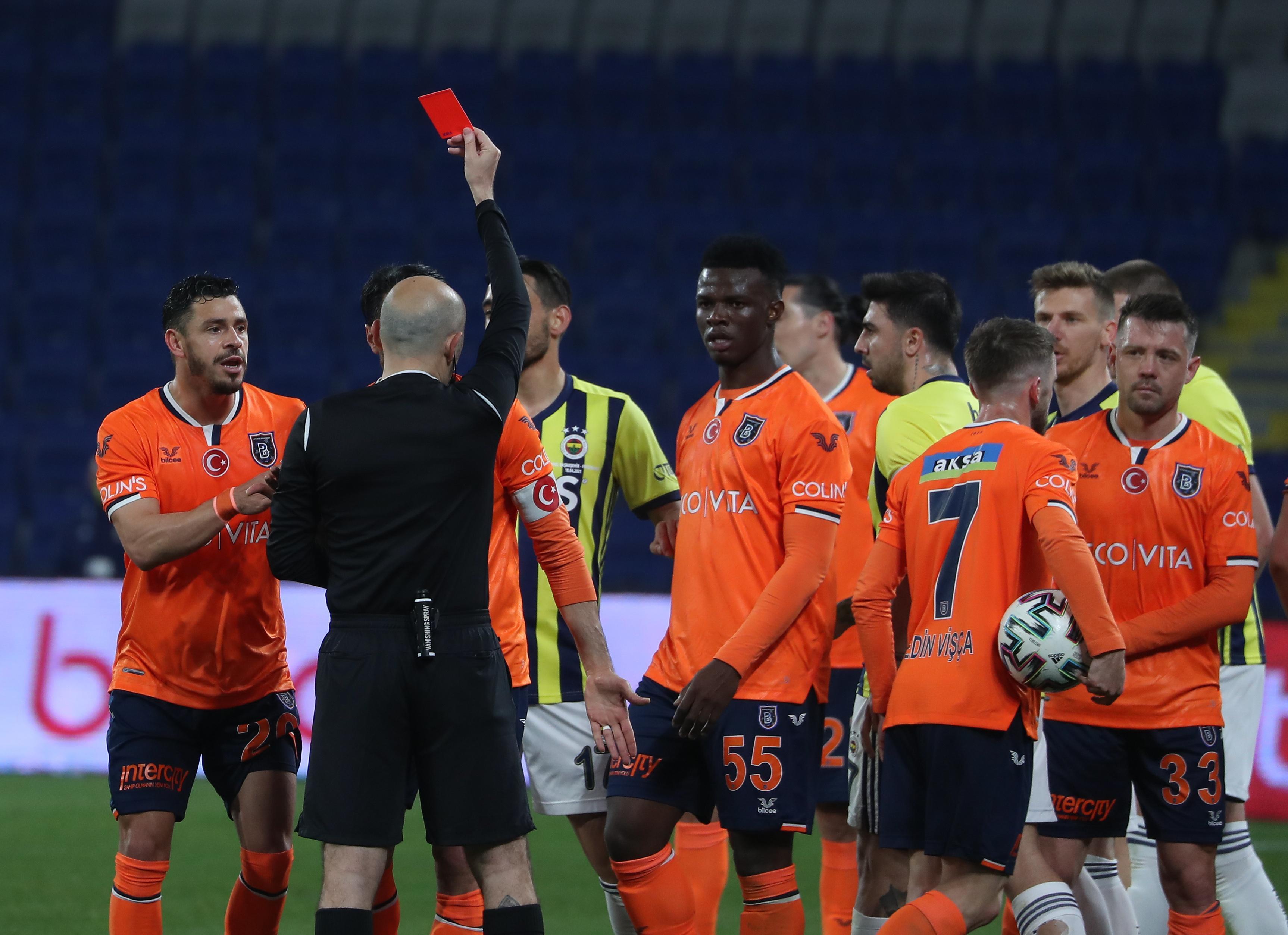 Başakşehir-Fenerbahçe maçında Mahmut Tekdemire kırmızı kart