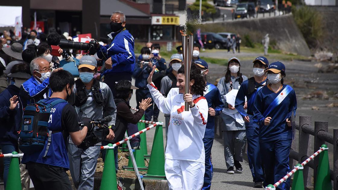 Japonyada Türk kızı Durna Özkaya, olimpiyat meşalesini taşıdı