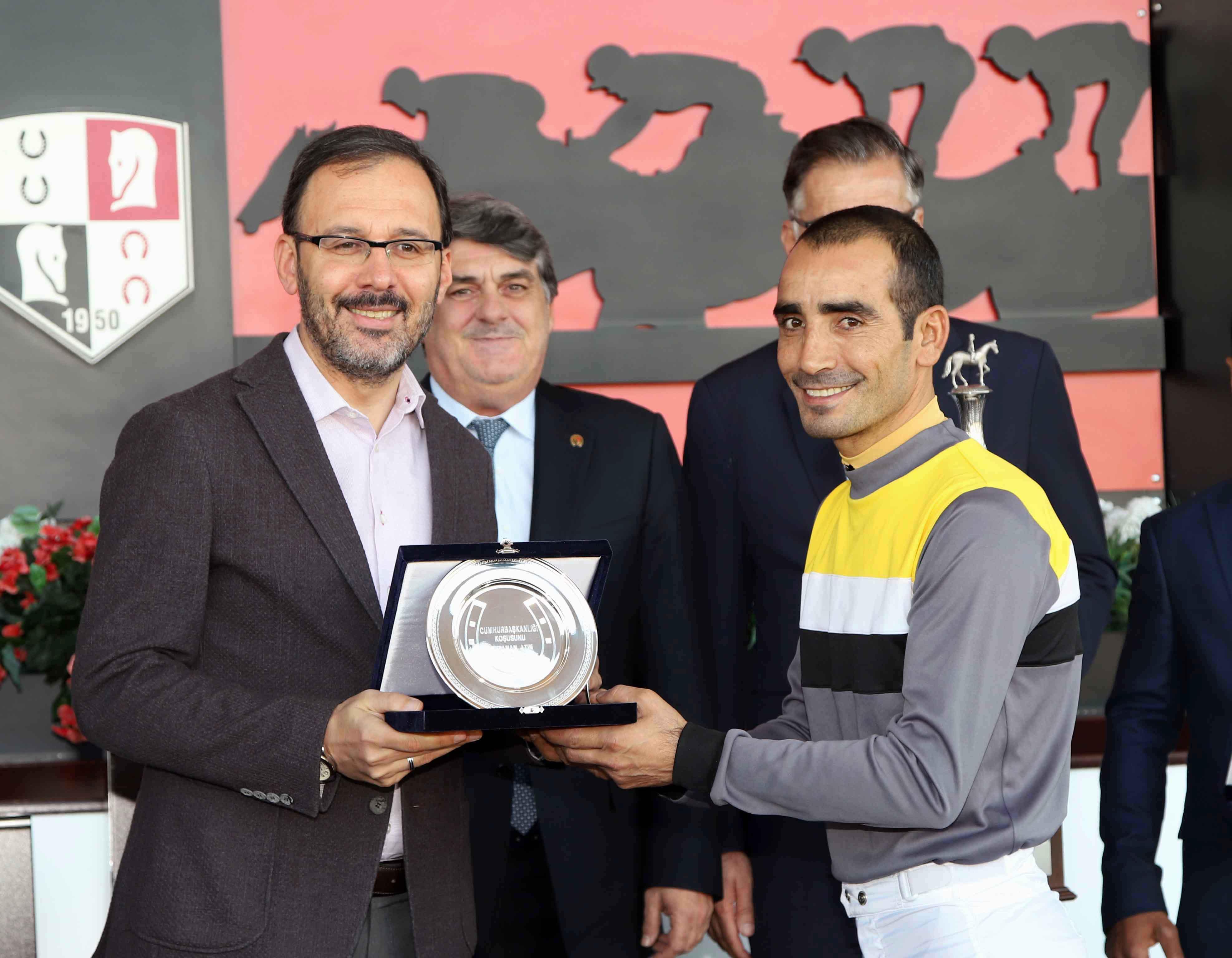 Cumhuriyet Kupasını Taykut isimli atıyla Halis Karataş 10uncu kez kazandı