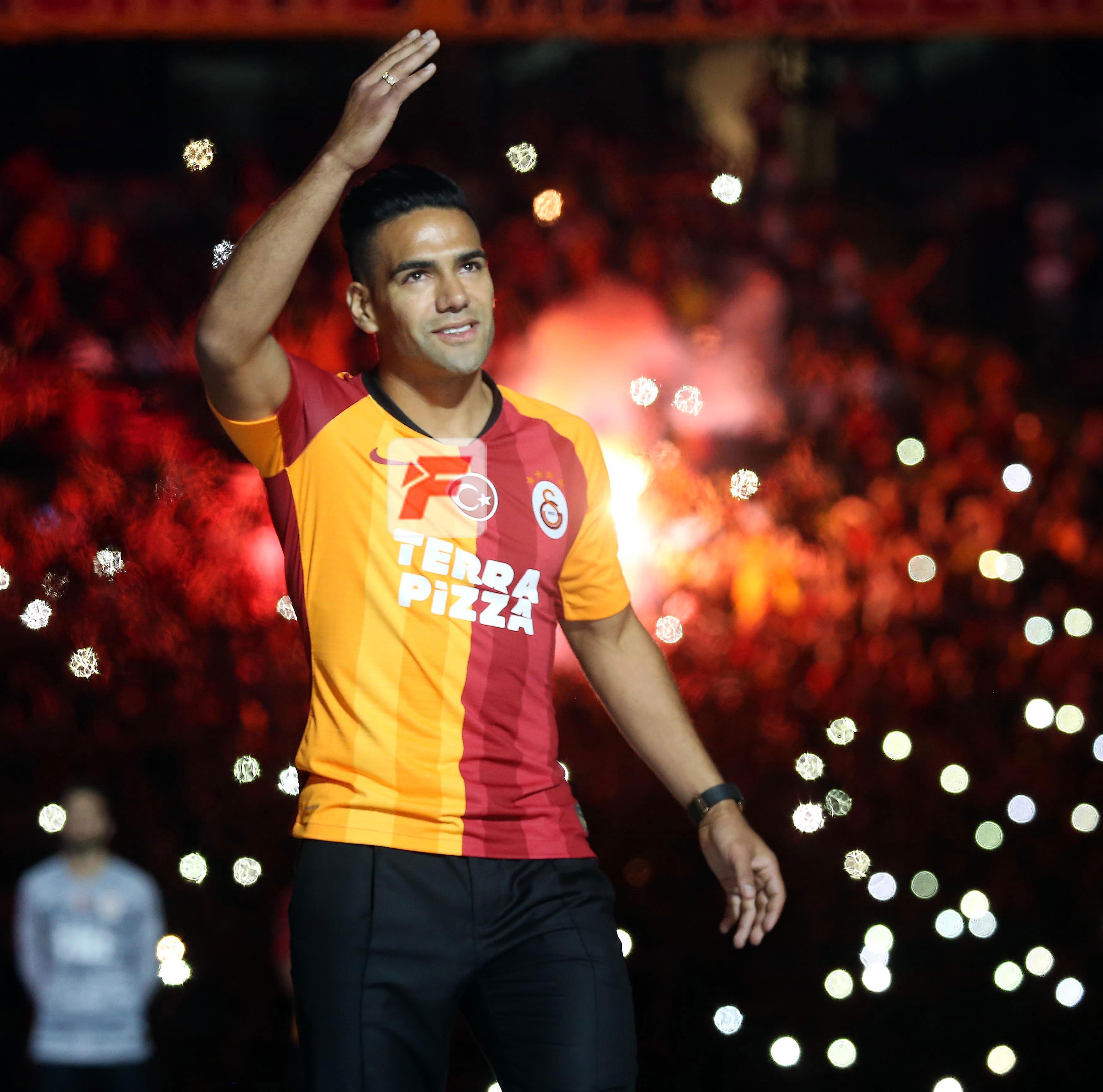 Galatasarayda yeni transferler taraftarlarla buluştu