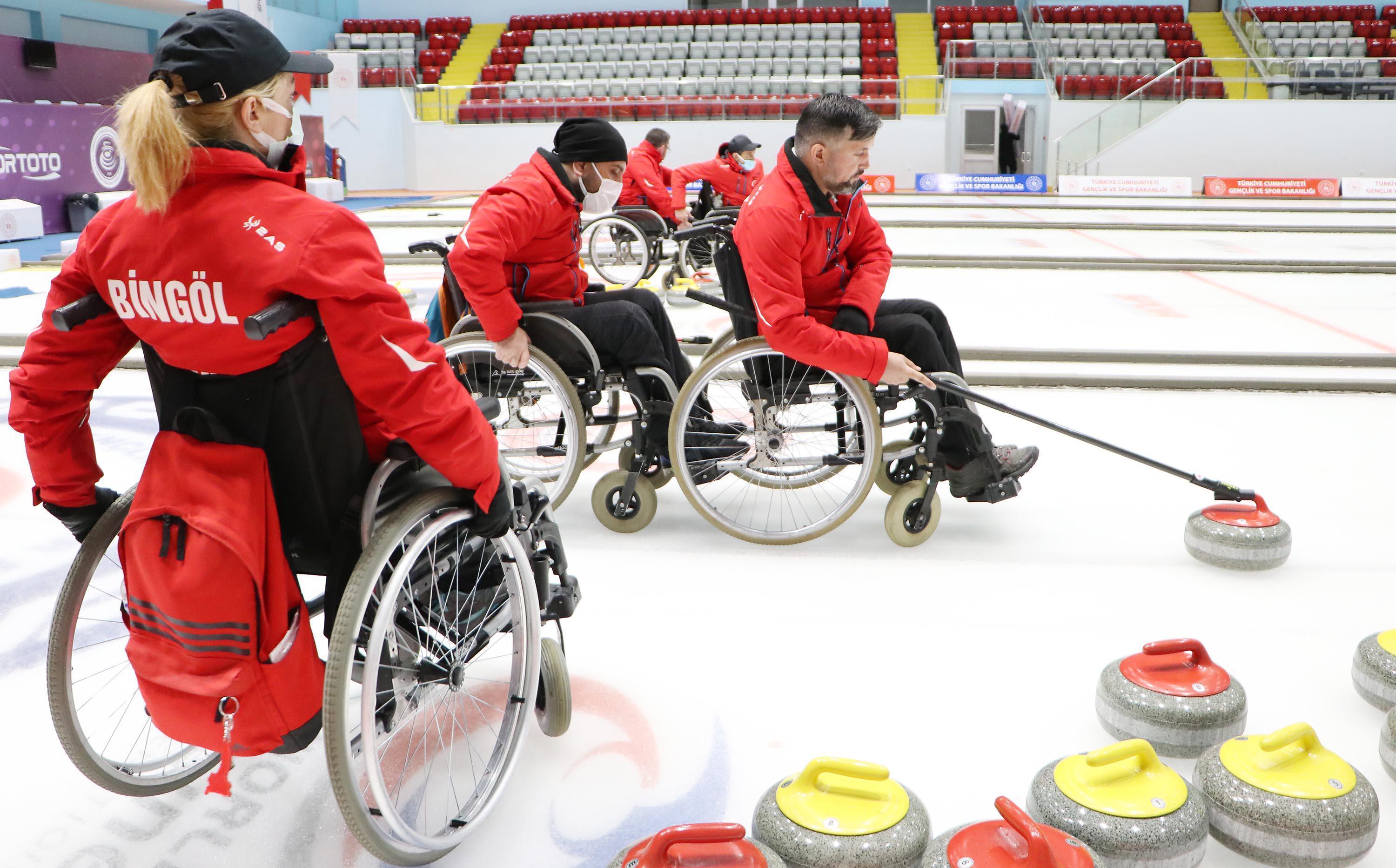Tekerlekli sandalye ile Curling Milli Takımına