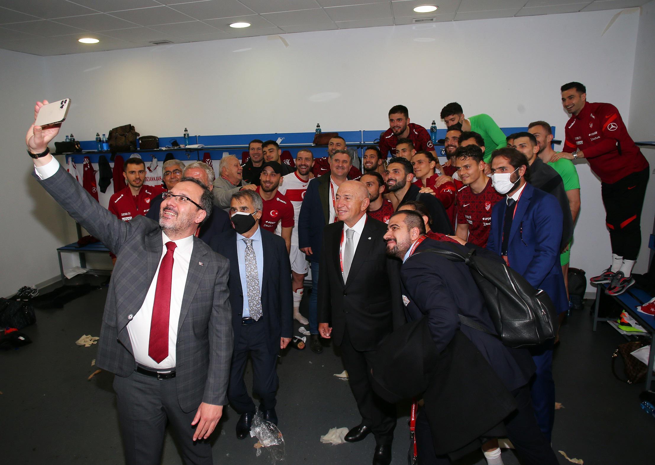 Cumhurbaşkanı Erdoğandan A Milli Futbol Takımına tebrik