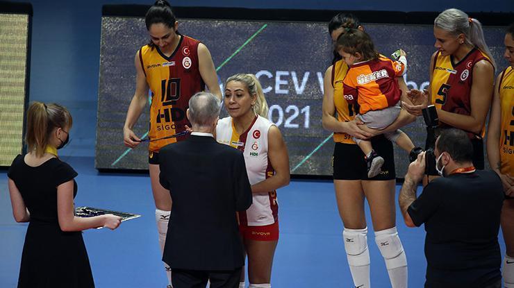 Galatasaray Başkanı Cengiz, Kadın Voleybol Takımına ödül verdi
