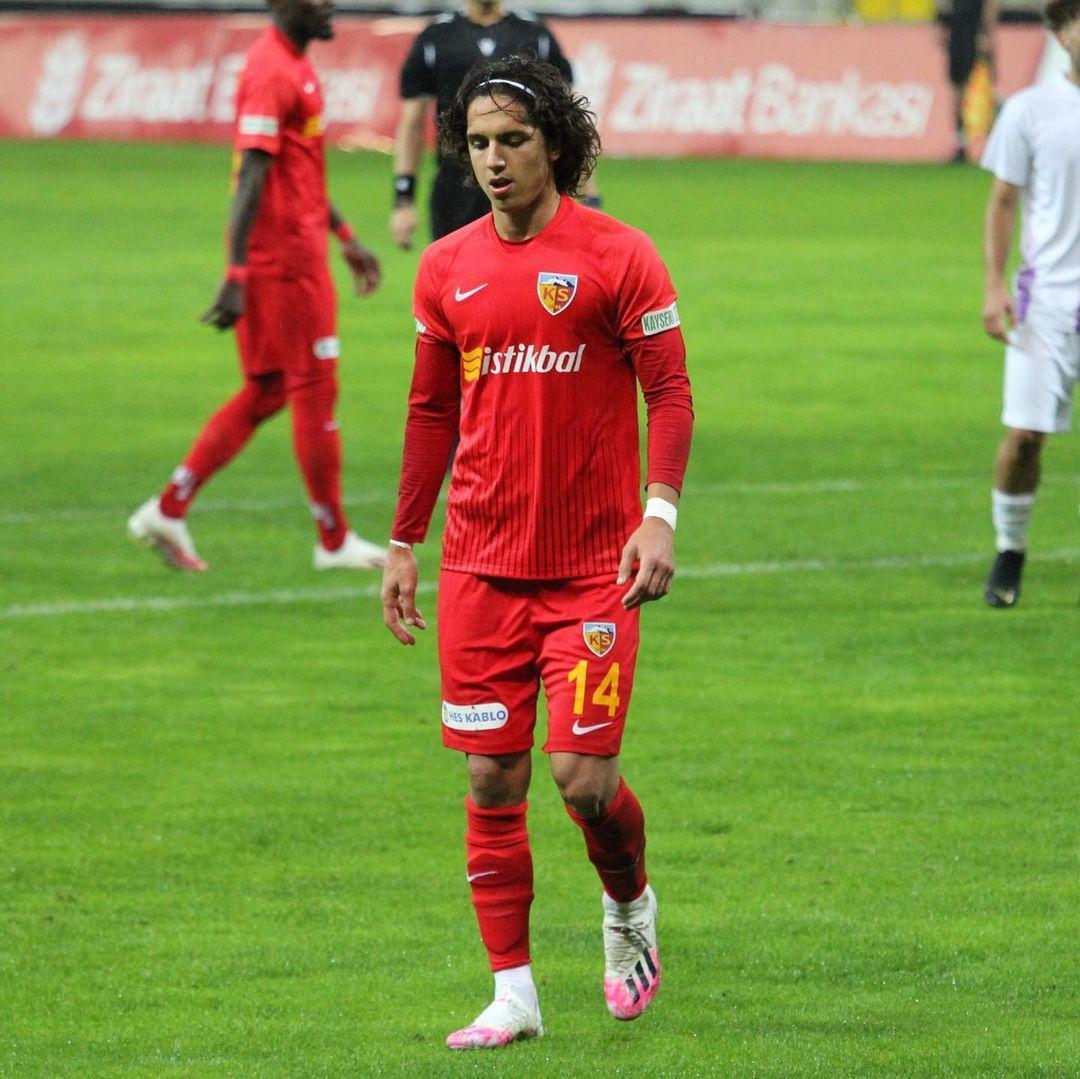 Kayserispor haberi... 17 yaşındaki Emre Demir, 28 maça 7 farklı hoca ile çıktı