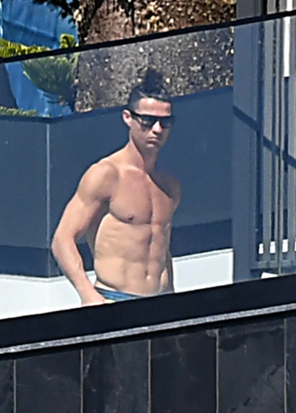 Cristiano Ronaldo karantinada güneşlenirken görüntülendi