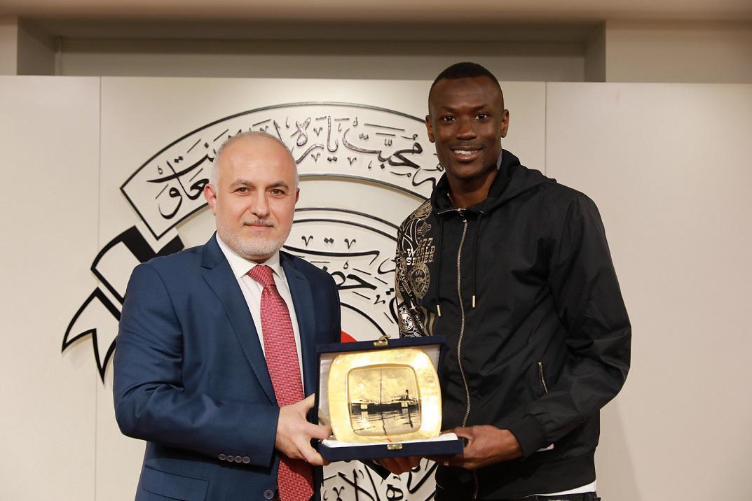 Fenerbahçenin golcüsü Mame Thiamdan Kızılaya ziyaret