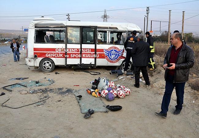 Futbolcuları taşıyan minibüs, otomobile çarptı: 8 yaralı