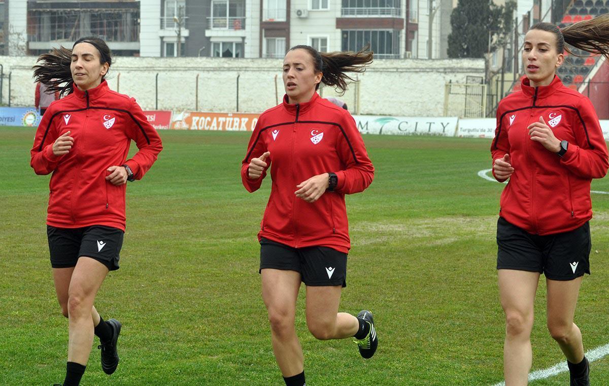 Turgutluspor-Sivas Belediyespor maçında kadın hakemlere çiçek verildi