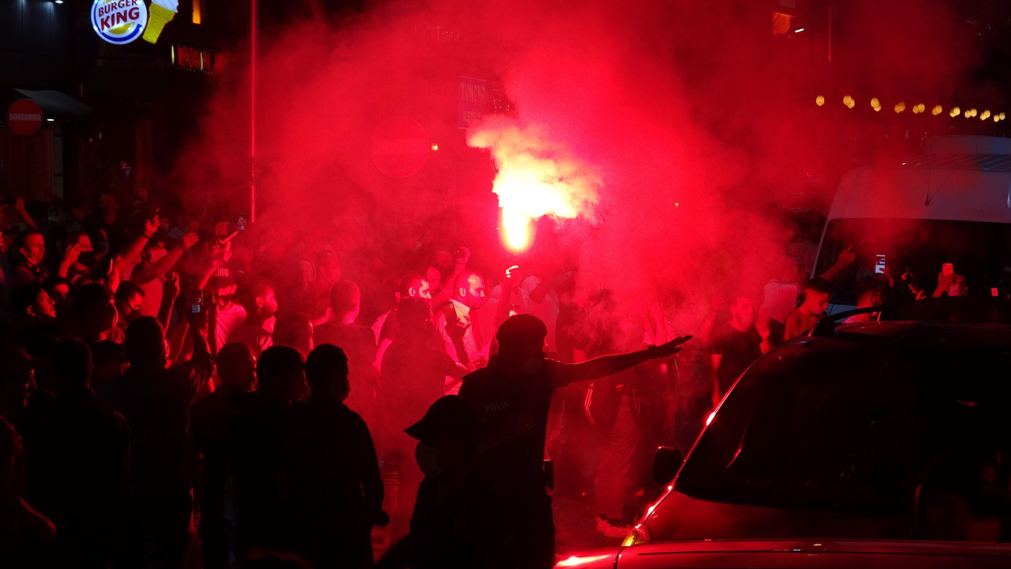 Trabzonspor taraftarı Galatasaray galibiyetini coşkuyla kutladı