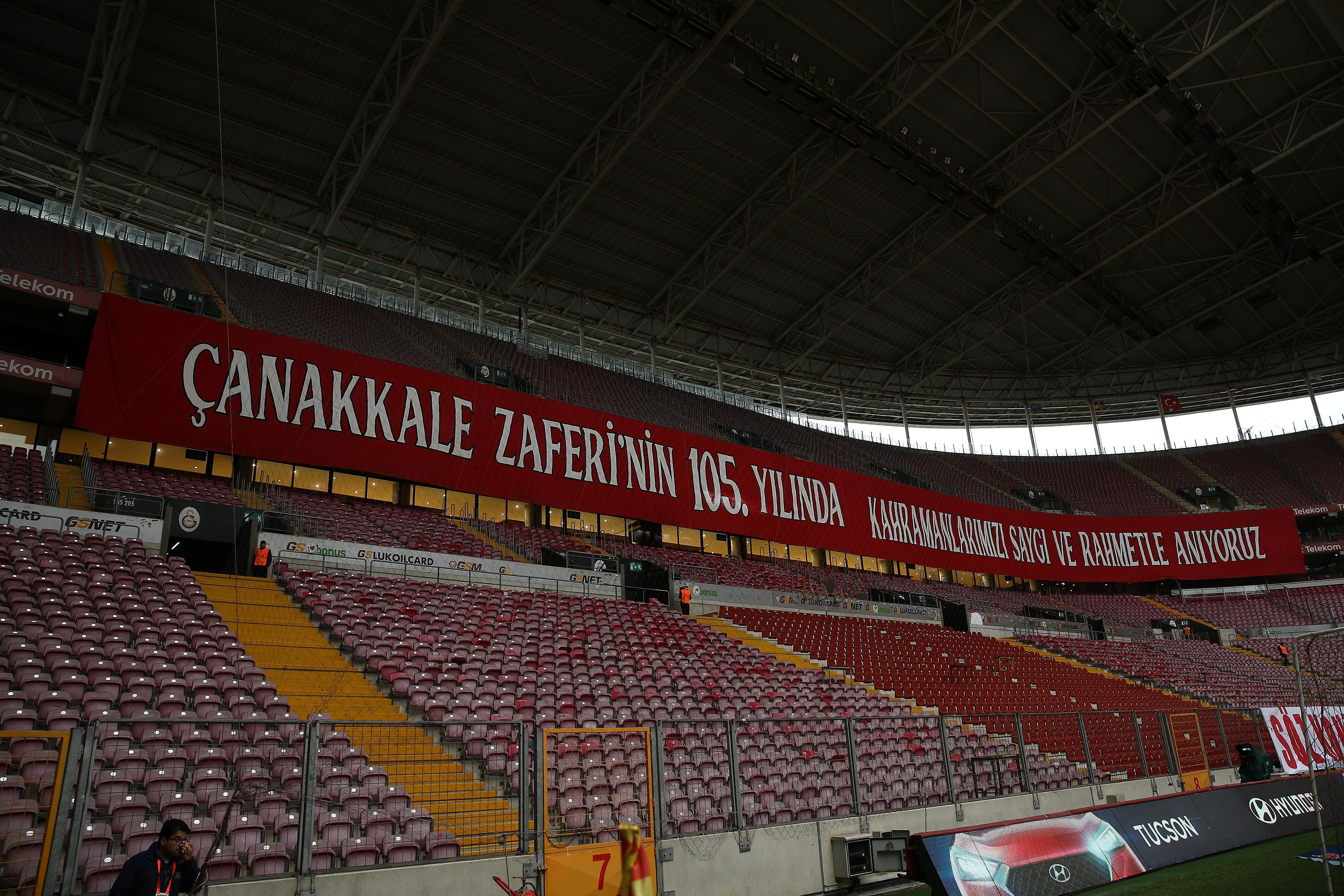 Galatasaray taraftarlarından Çanakkale pankartları