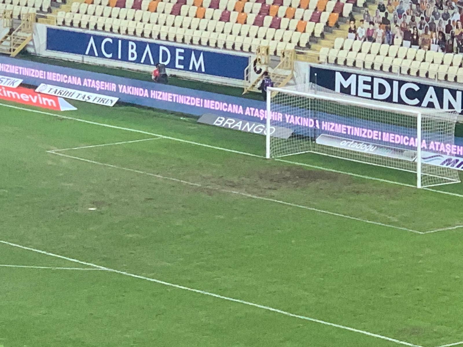 Yeni Malatyaspor - Trabzonspor maçında eleştirilen o zemin dikkat çekti