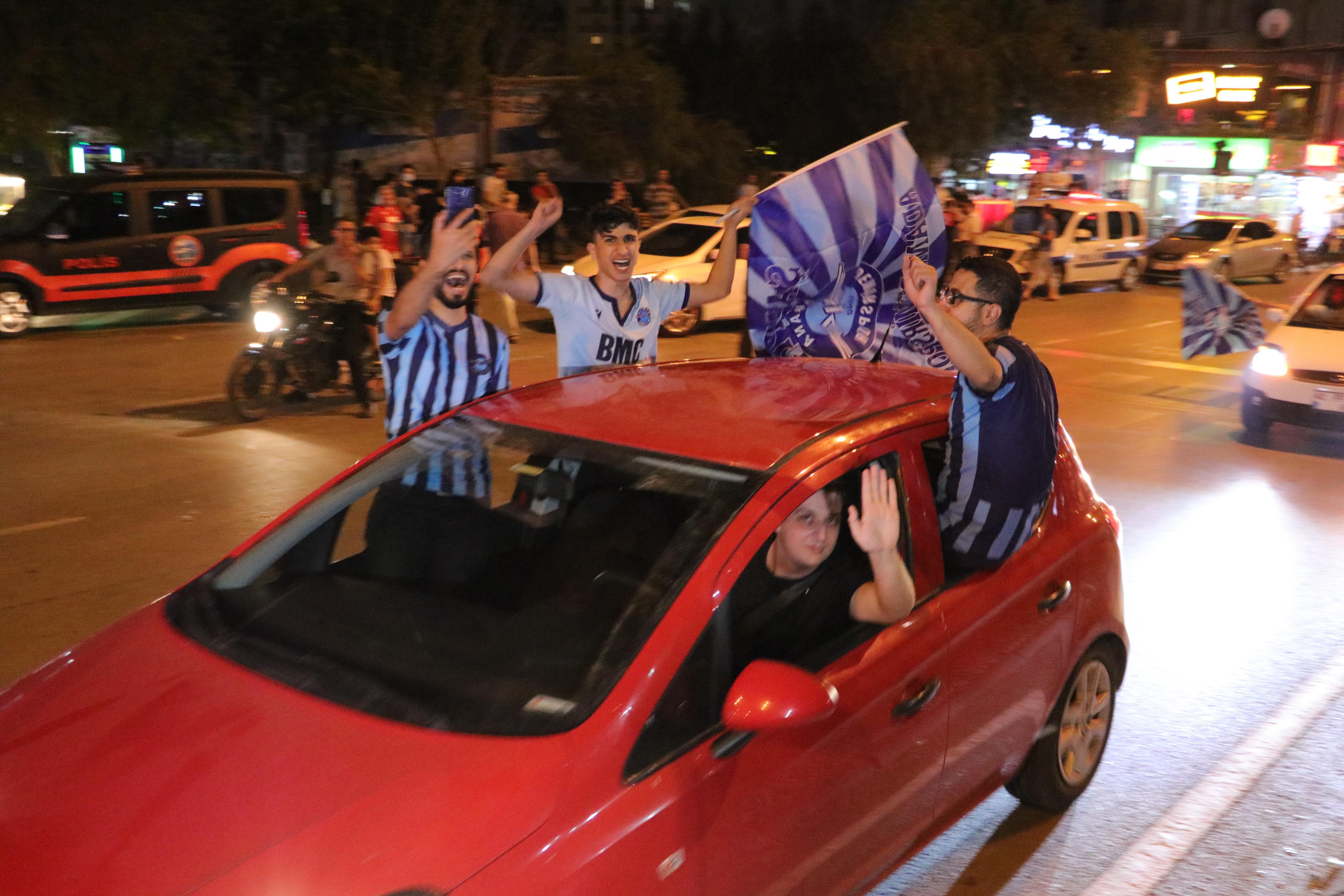 Adana Demirspor ikinciliğe yükseldi, taraftarlar sokağa döküldü