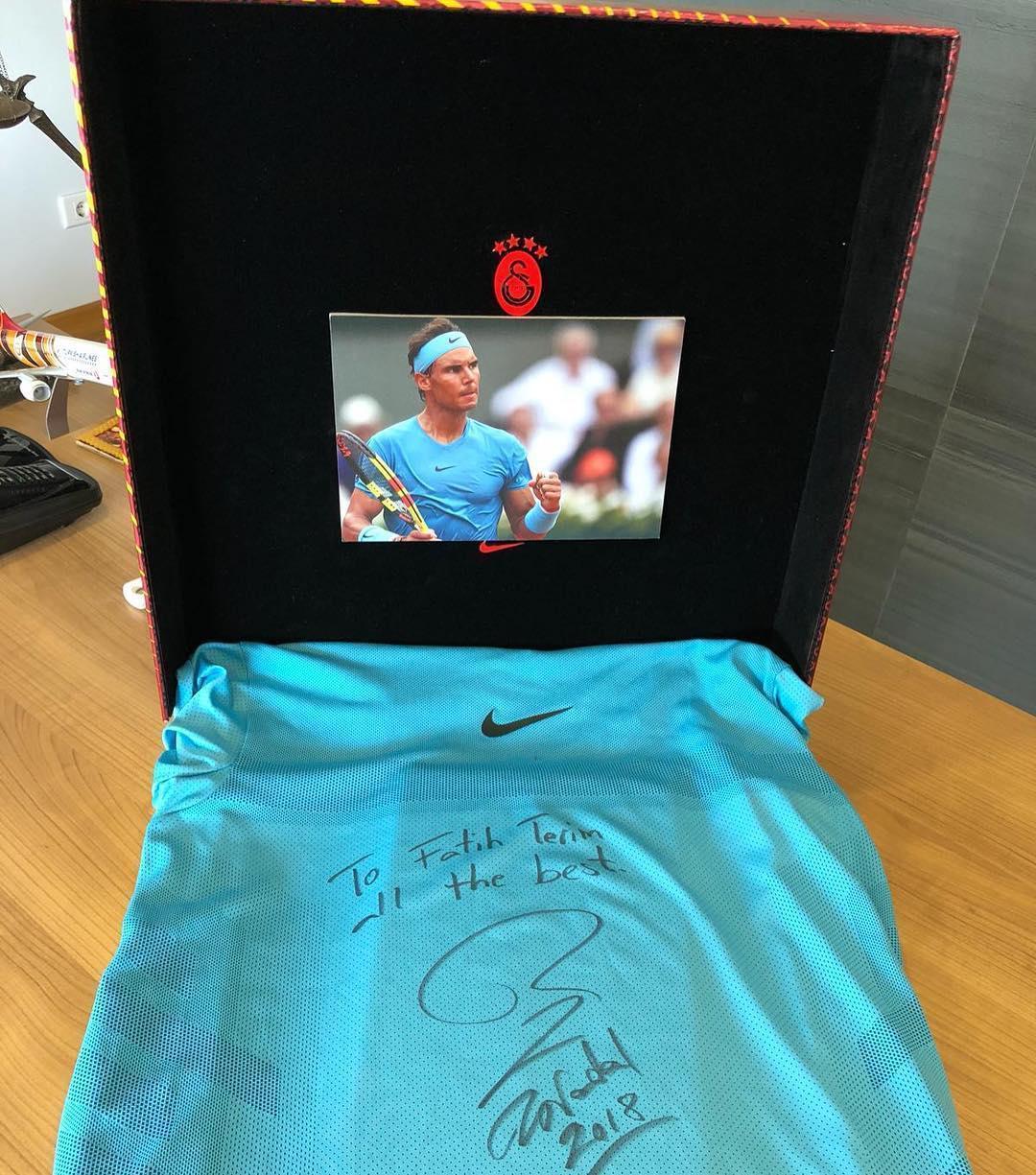 Rafael Nadal, Fatih Terime imzalı tişört hediye etti