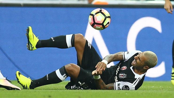 Beşiktaşta Quaresma ve Adriano idmana katılmadı