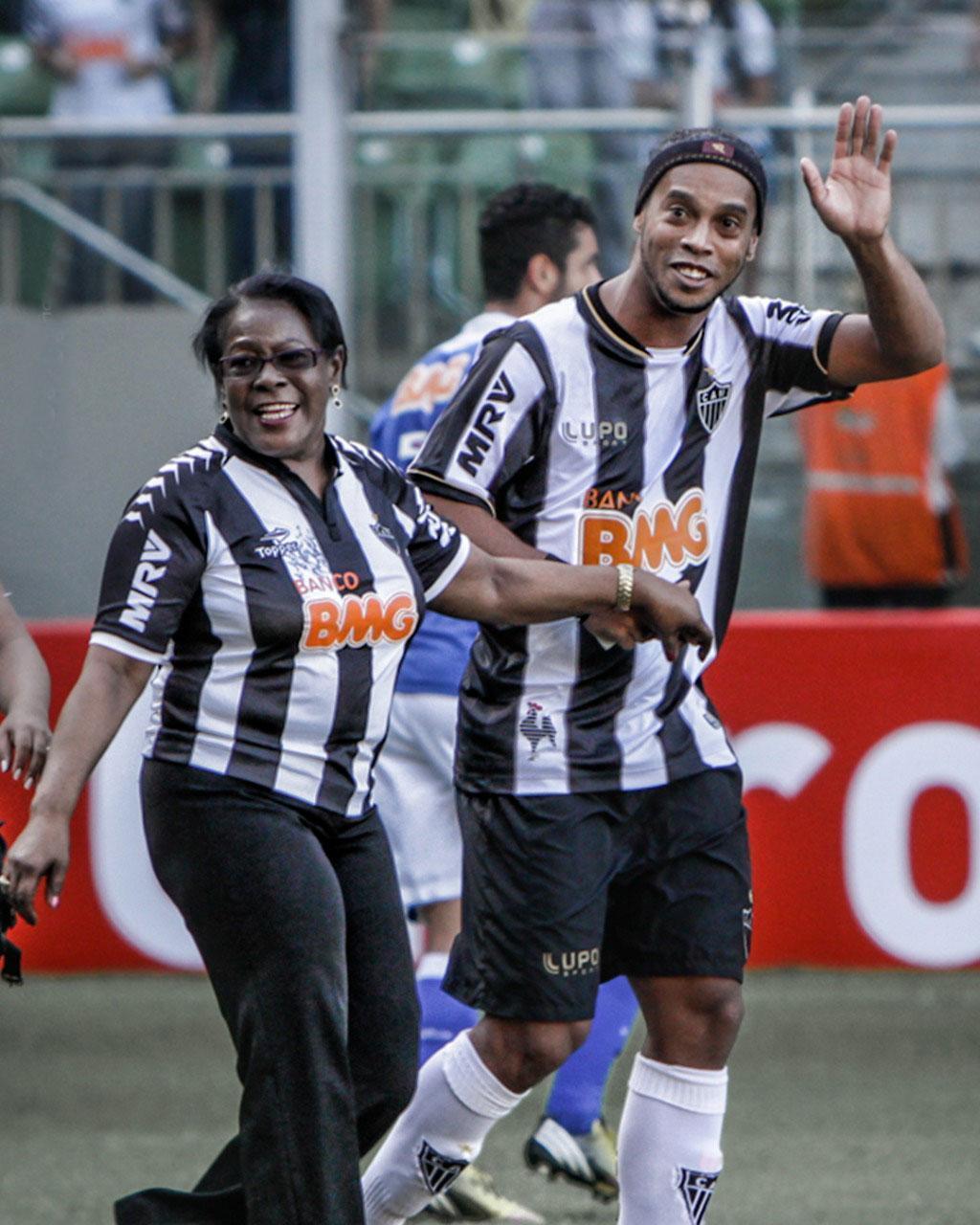 Dünyaca ünlü yıldız Ronaldinhonun annesi Dona Migueline coronavirüs nedeniyle hayatını kaybetti