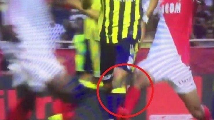 Fenerbahçeyi isyan ettiren pozisyon