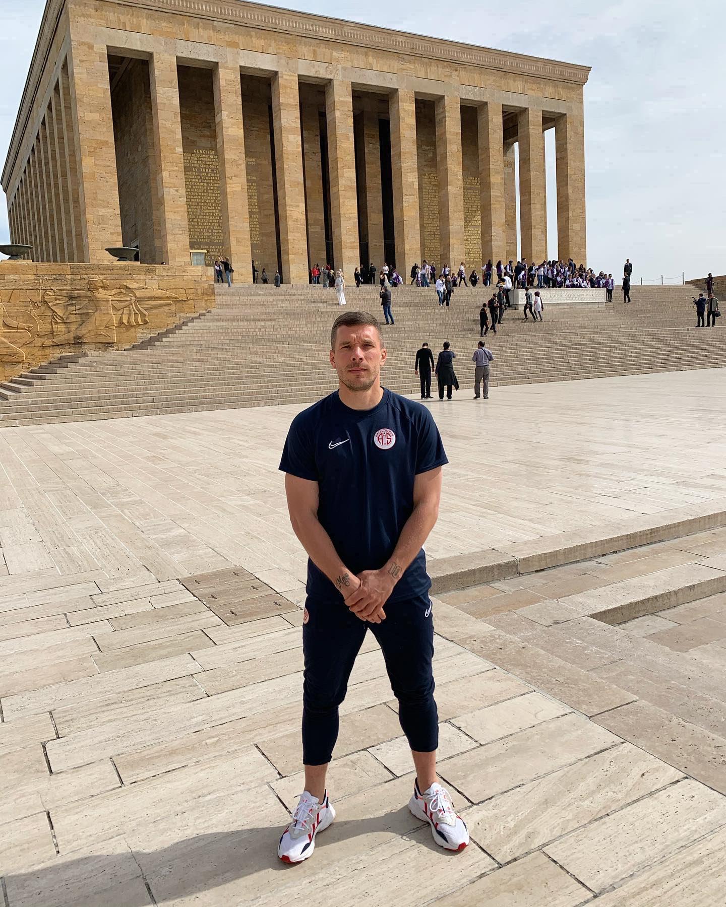 Podolski, Anıtkabiri ziyaret etti