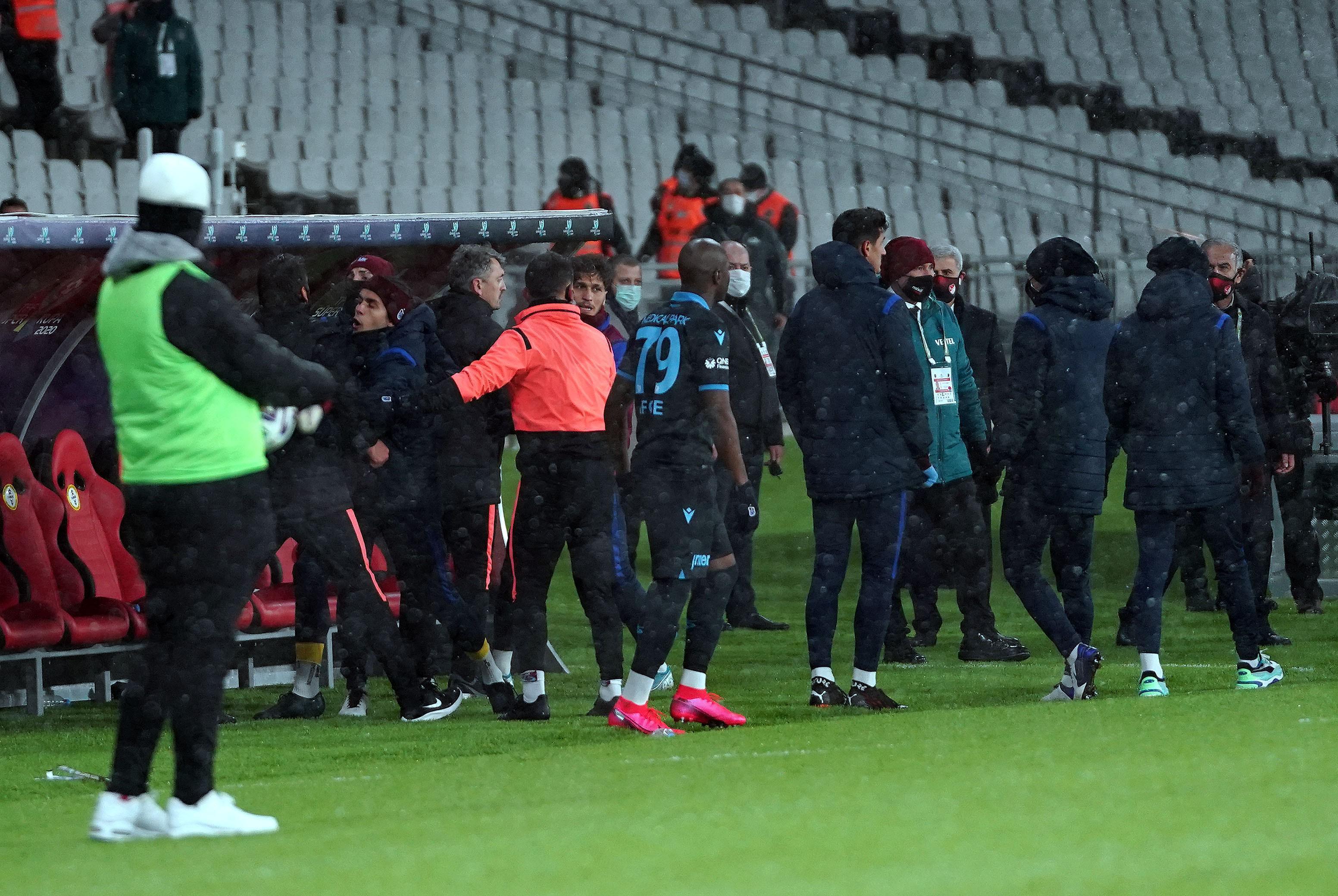Egemen Korkmazı tutamadılar Başakşehir - Trabzonspor maçında kulübeler kapıştı