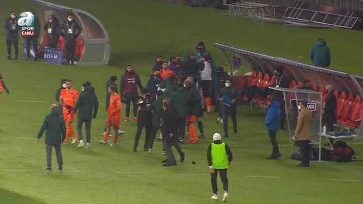 Egemen Korkmaz Başakşehir maçında kırmızı kart gördü