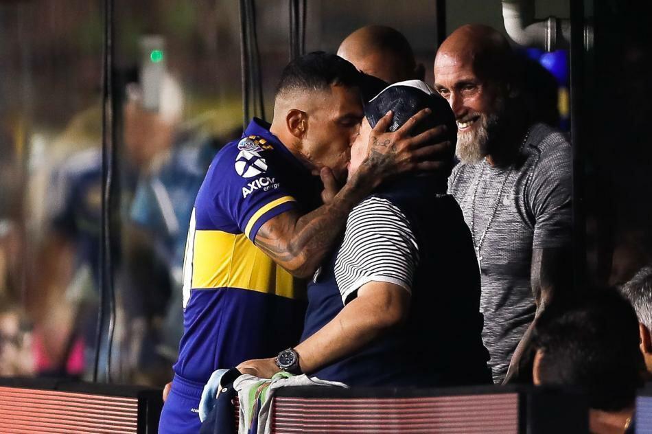 Carlos Tevezden Diego Maradonaya şans öpücüğü
