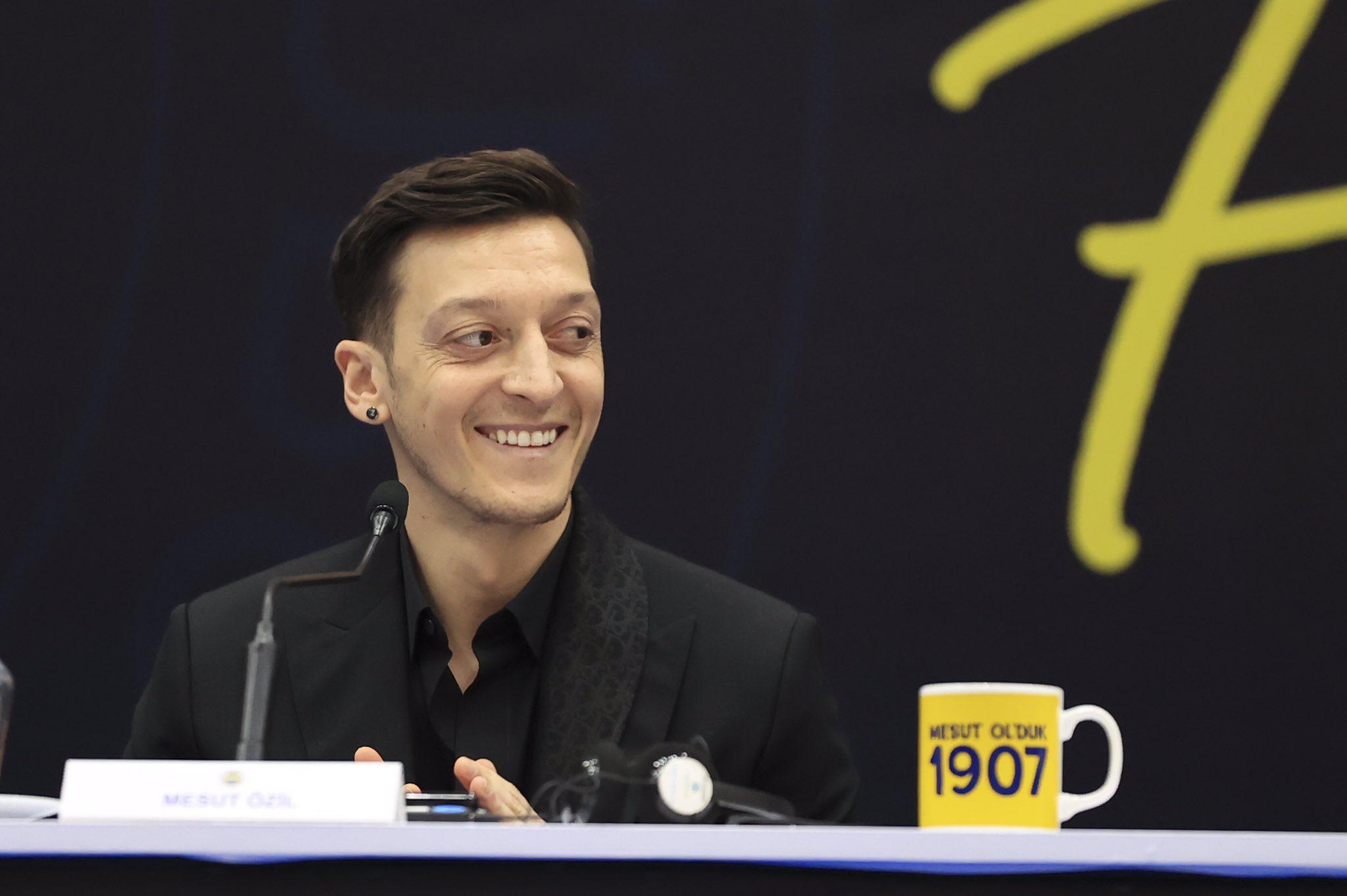 Fenerbahçede Mesut Özil imzayı attı