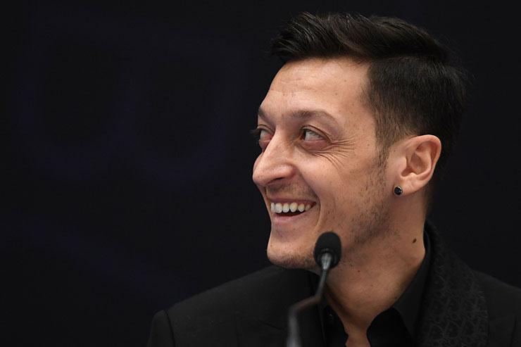 Fenerbahçede Mesut Özil imzayı attı