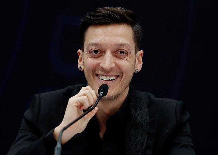 Fenerbahçede Mesut Özil imzayı attı