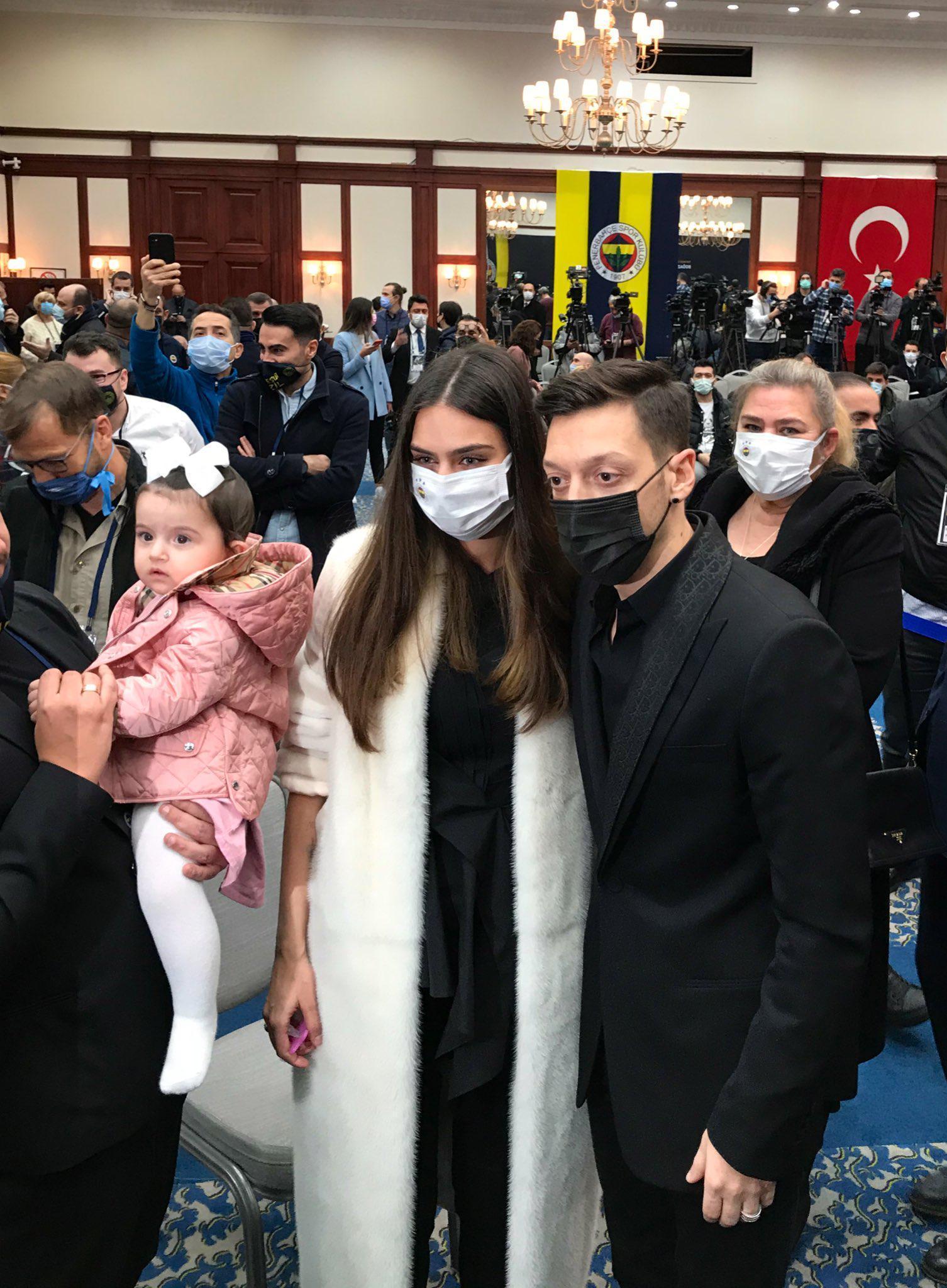 Fenerbahçede Mesut Özil imzayı attı