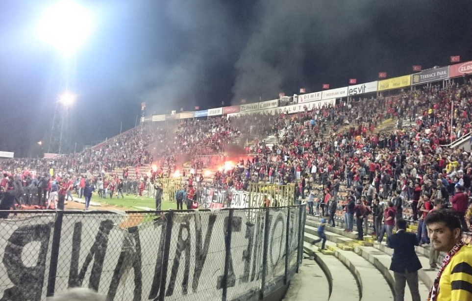 Eskişehirspor taraftarı stadı ateşi verdi