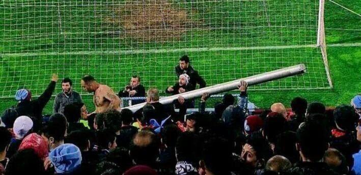 Trabzonsporlu taraftarlar direği söktüler ve...