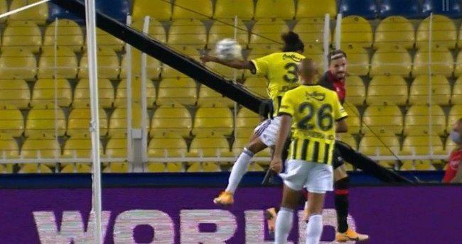 Fenerbahçe stoperleri yine penaltı yaptırdı 6 oldu...