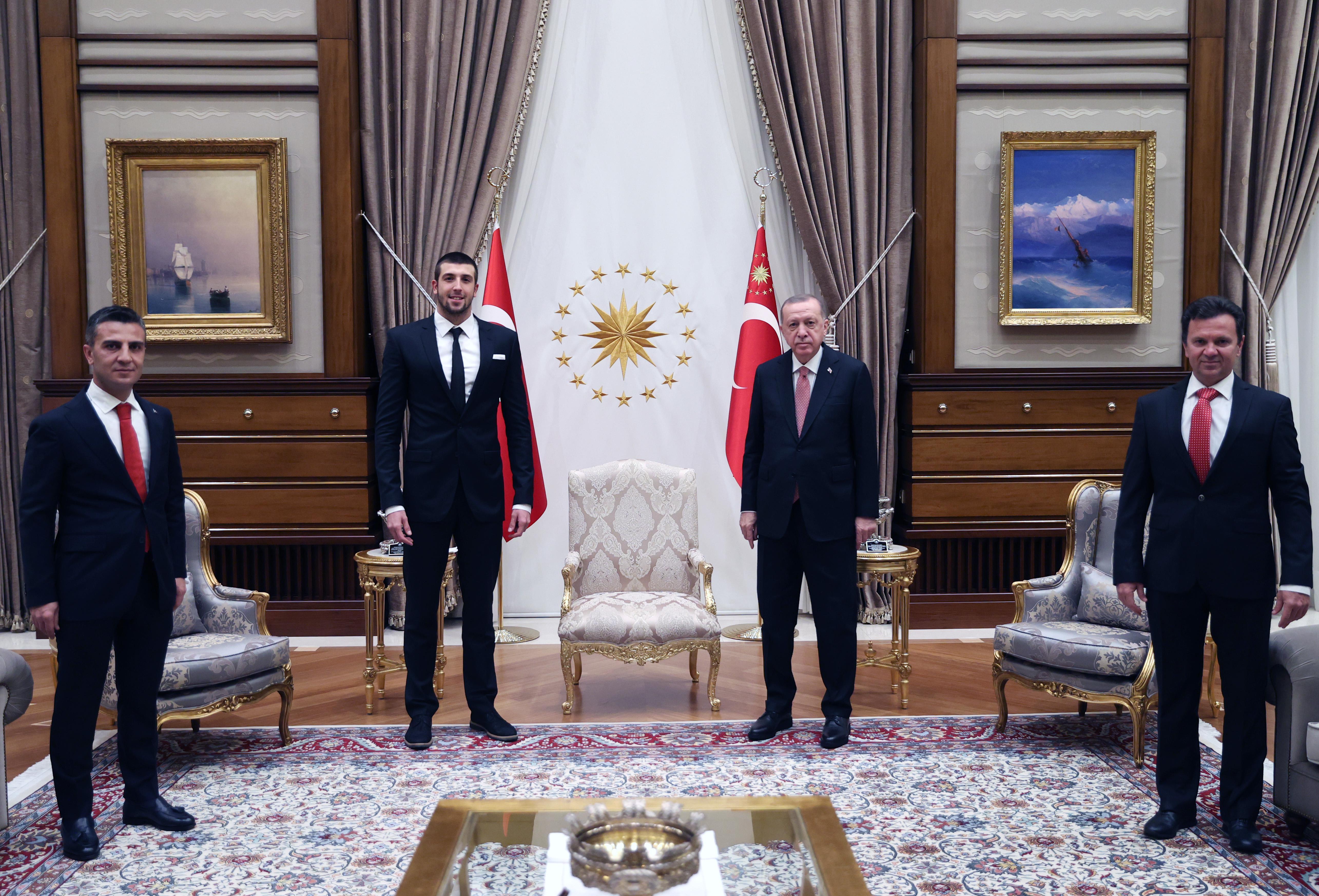 Cumhurbaşkanı Erdoğan, Milli yüzücü Emre Sakçıyı kabul etti