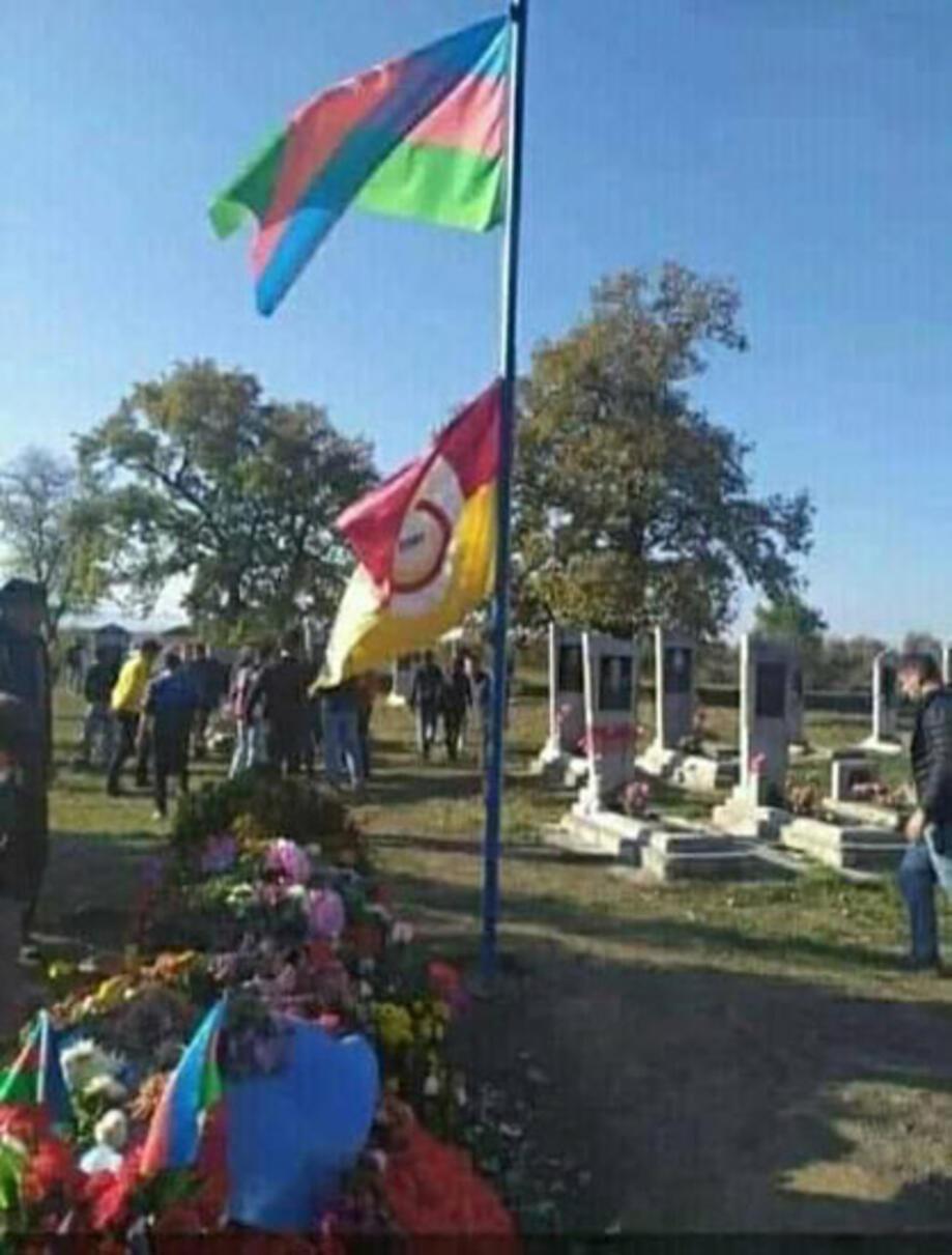 Azeri şehit asker Ferid Dursunovun mezarında Galatasaray bayrağı