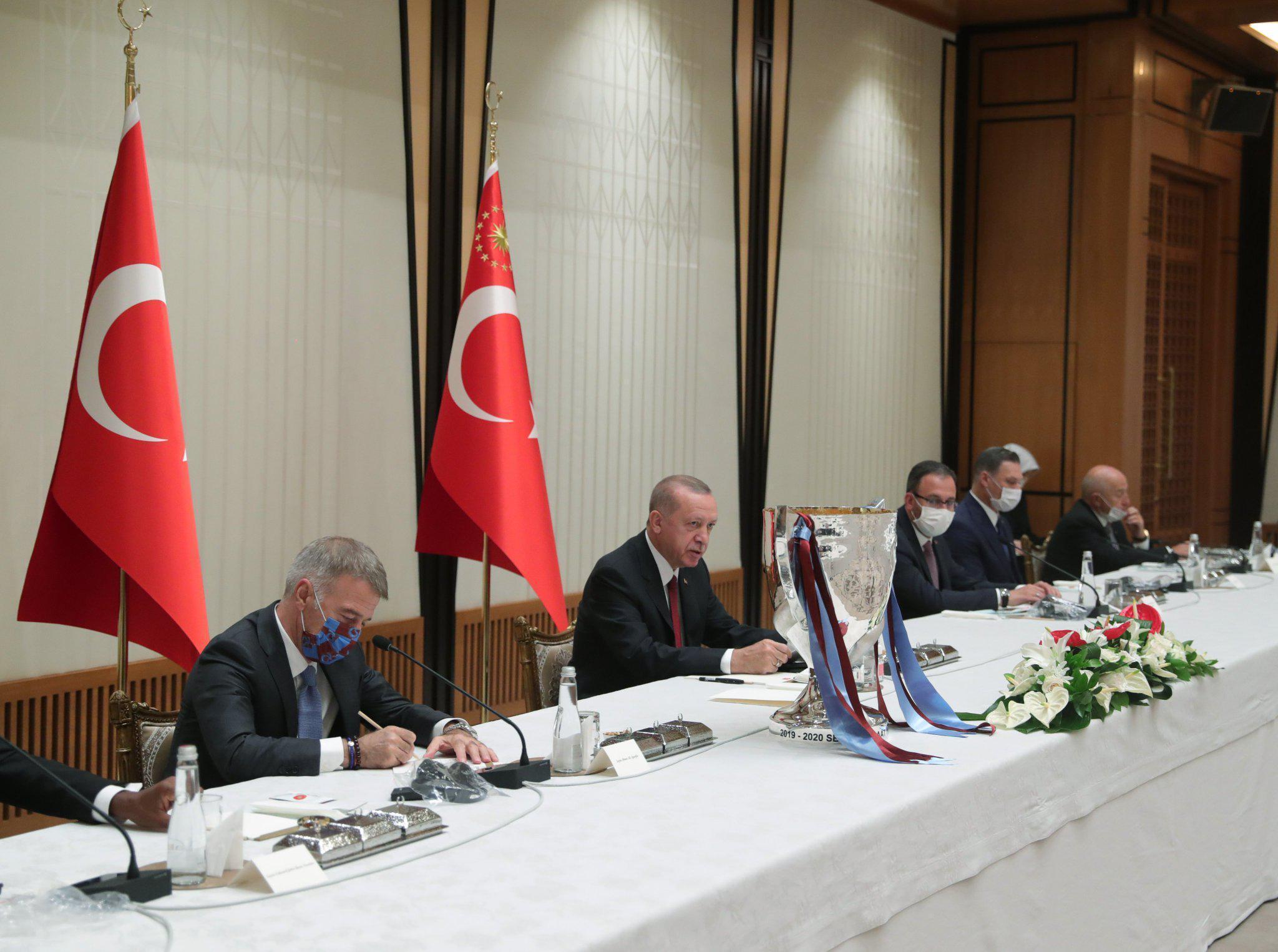 Cumhurbaşkanı Erdoğan, Trabzonspor yönetimi ve futbolcularını kabul etti